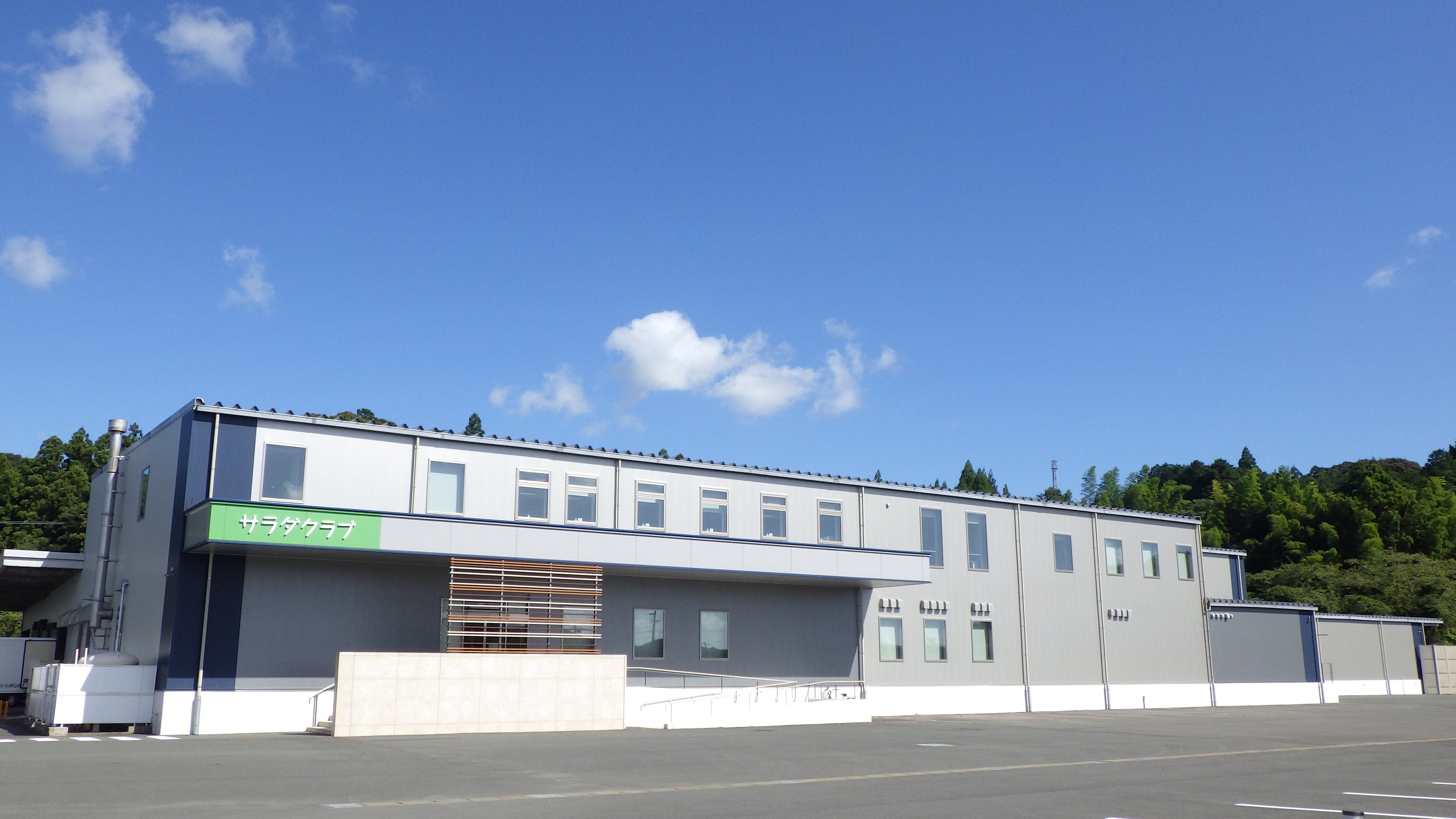 ①静岡県の遠州工場に到着！ 案内係がご案内します。