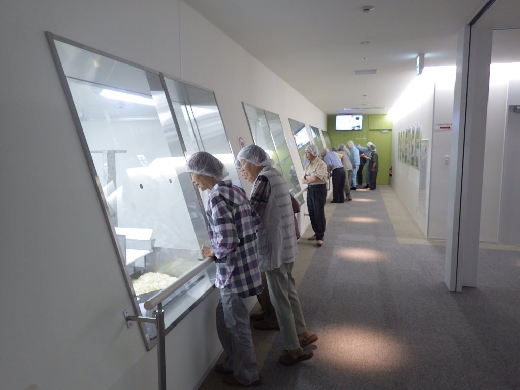 ②「パッケージサラダができるまで」 の説明を聞きながら、製造の様子 が見学できます。