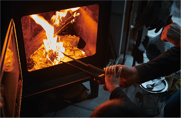 薪ストーブ着火や、薪くべ体験