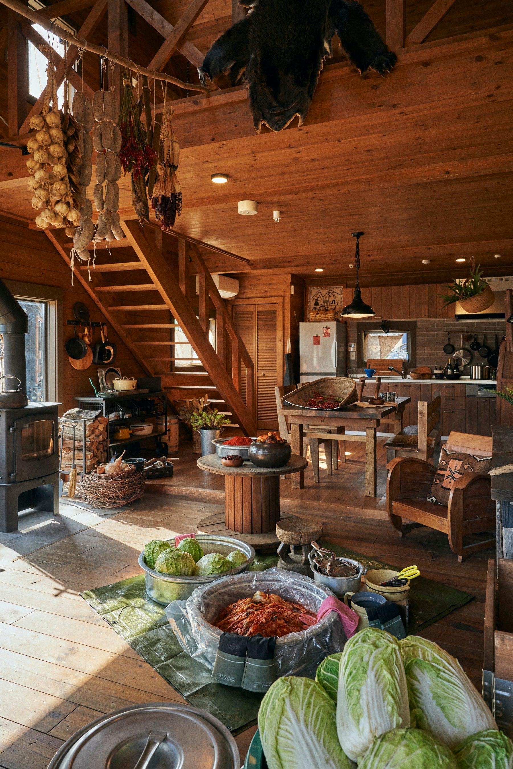 床も壁も天井も、本物の無垢材。汚れも傷もへっちゃら。キムチ漬けたって大丈夫。