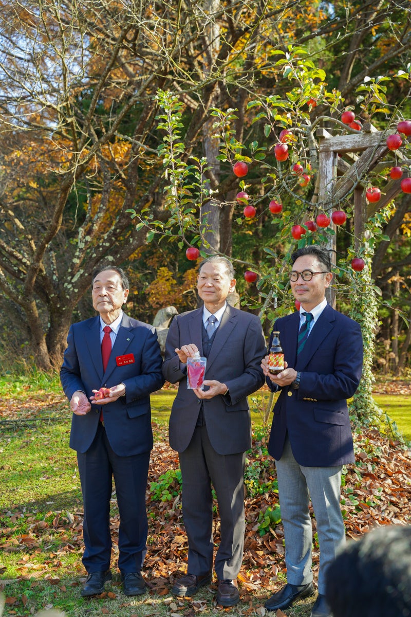 2023年11月27日 いいづなアップルミュージアム記者会見にて（左から峯村町長、天野教授、朝霧社長）