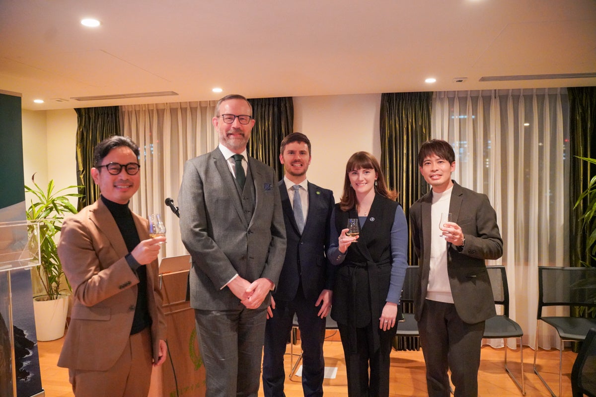 11月３０日にアイルランド大使館 大使公邸にて行ったリリースイベント。 左から協同商事代表・朝霧氏、ダミアン・コール大使、Bord Bia・ジョー氏、Clonakilty 日本マネージャー・フィオナ氏、COEDO 共創チーム,After 醸造担当・塩野氏