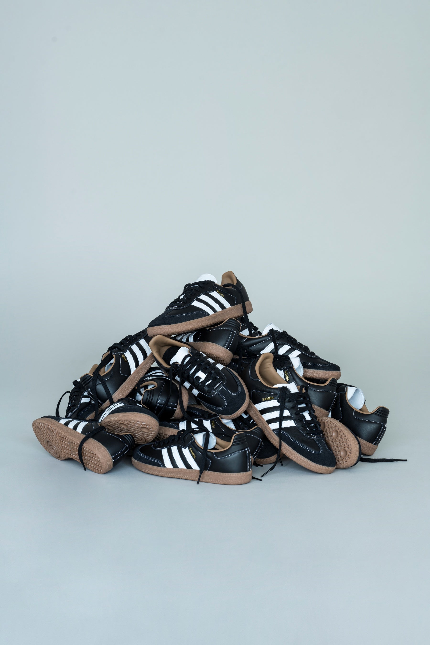 adidas Originals と ADAM ET ROPE'の別注スニーカーが登場！モード