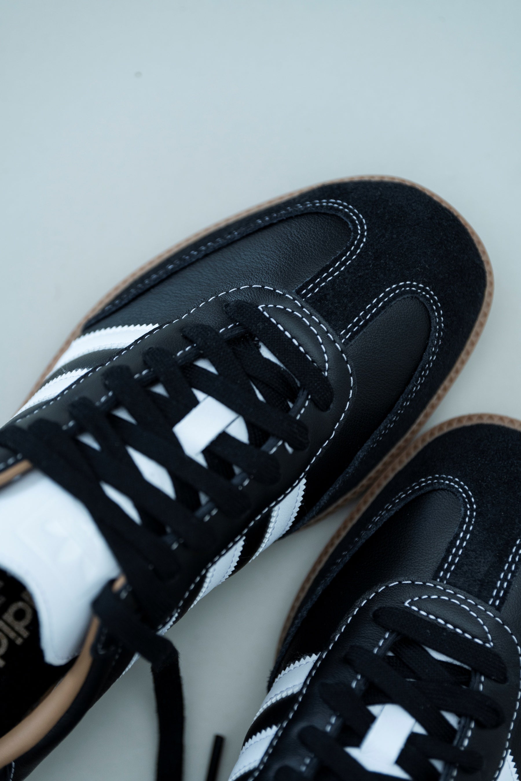 adidas Originals と ADAM ET ROPE'の別注スニーカーが登場！モード