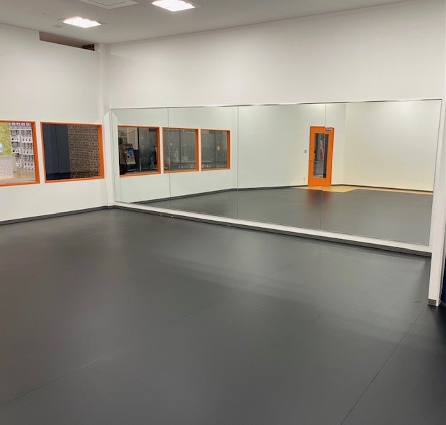 広い空間・大きな鏡で思いっきり踊れます♪