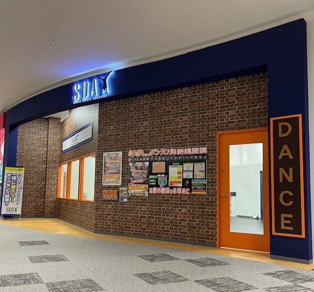 通路沿いにある、大きな窓からお子様のレッスンの様子が見れます！