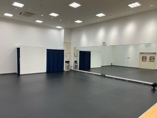 鏡も大きく、広い空間で思いっきり踊っていただけます☆