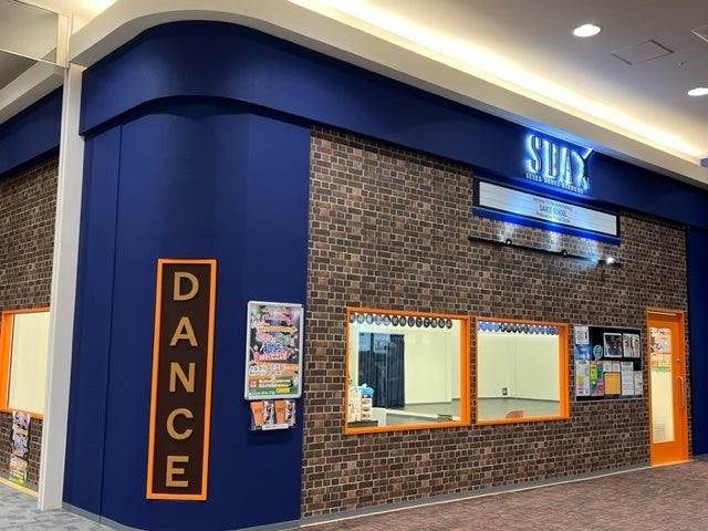 窓も大きく、外からレッスンの様子を見ていただけます♪