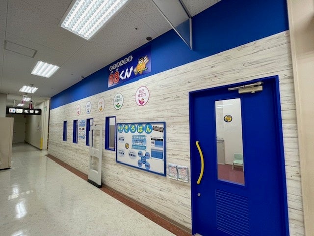 館内奥の青色のドアが目印です♪