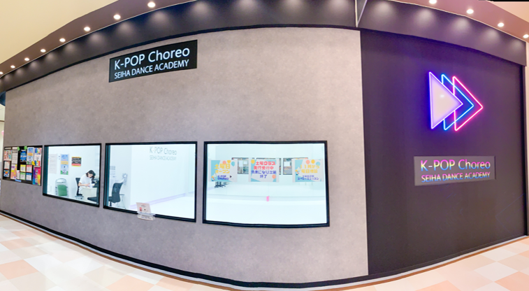 大きな窓が3つあり、外からいつでもレッスン風景をご覧いただけます♪