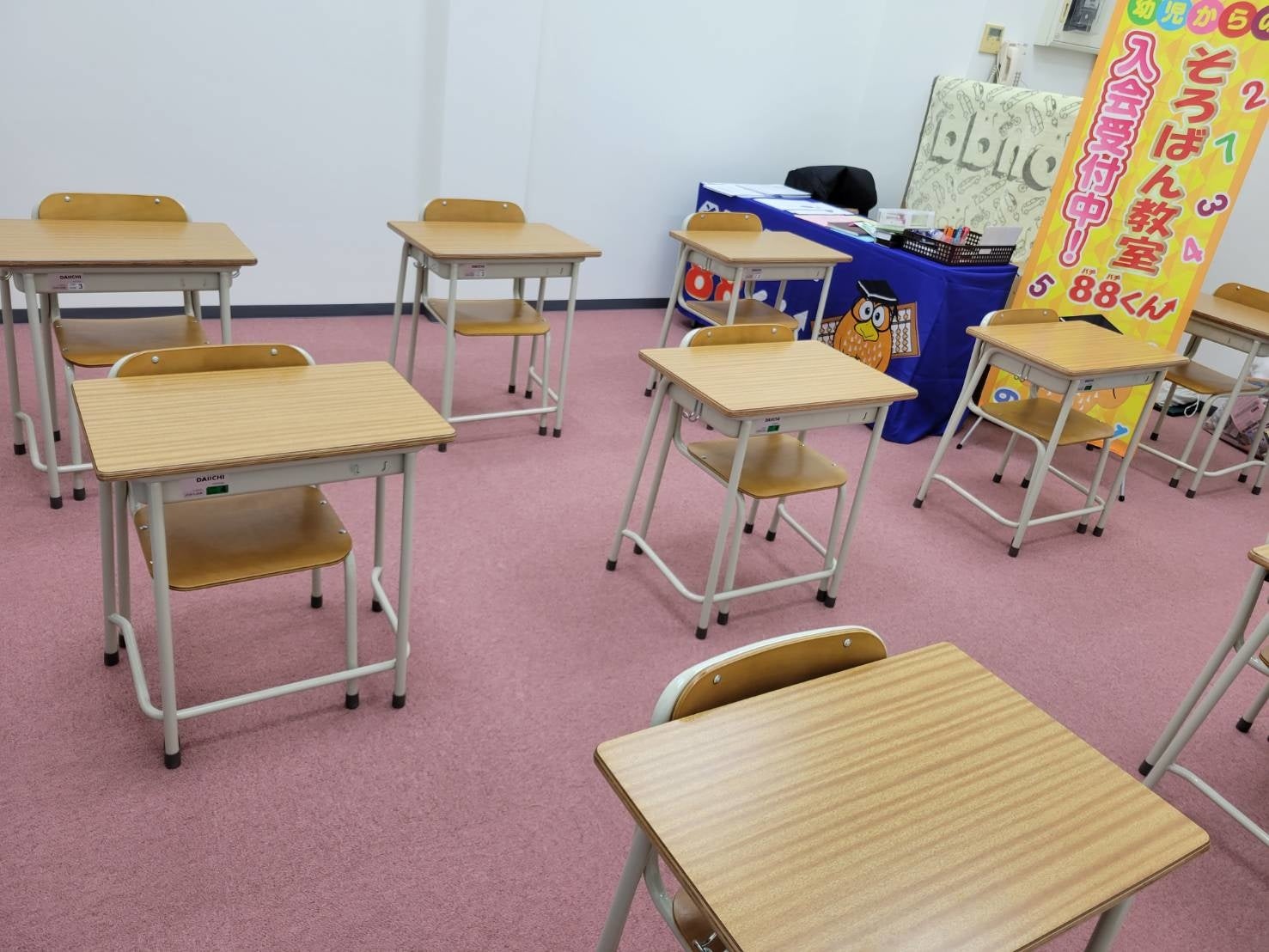 広い教室、１人ずつの机