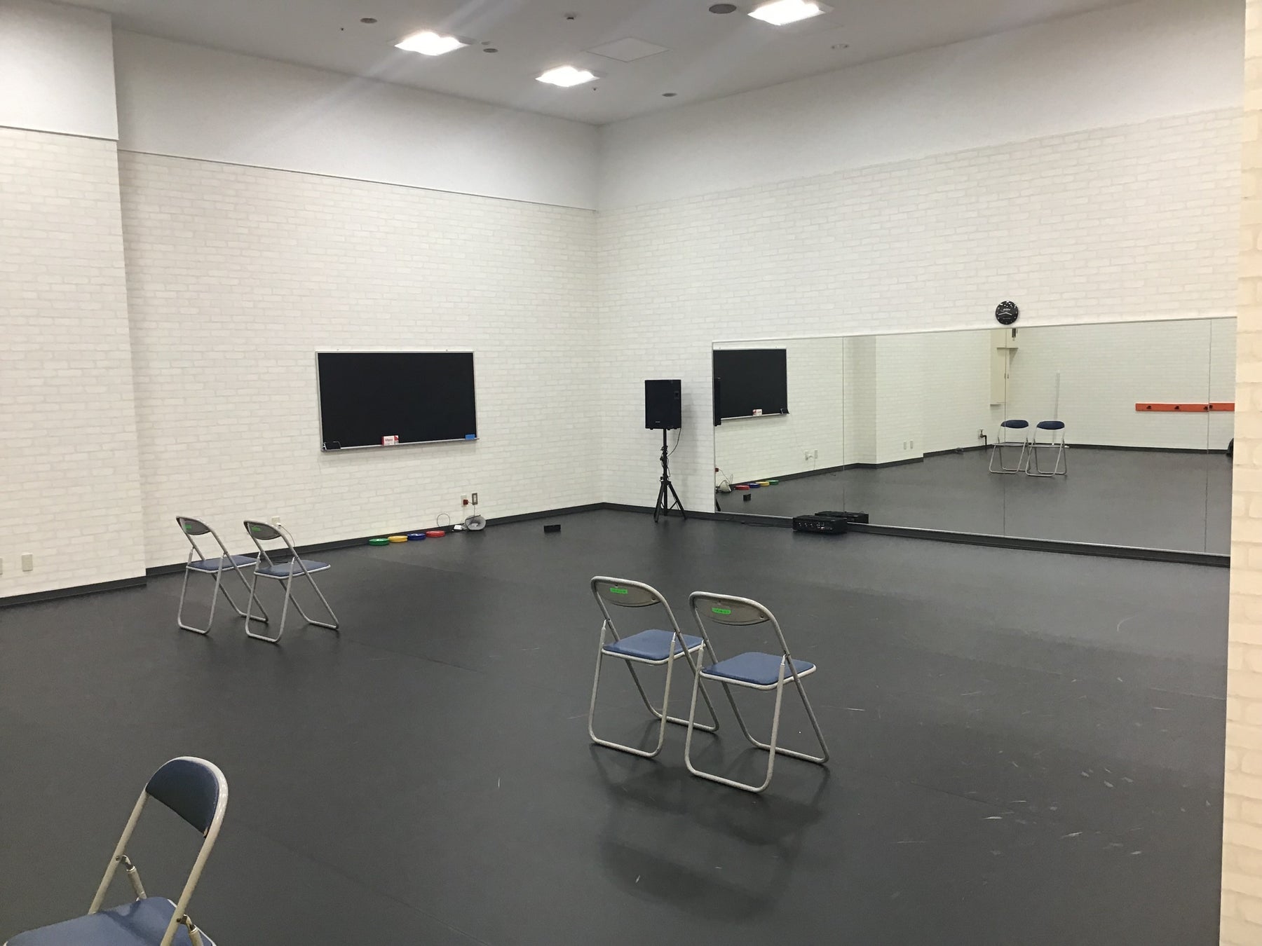 大きな鏡でレッスンを受けることができます。