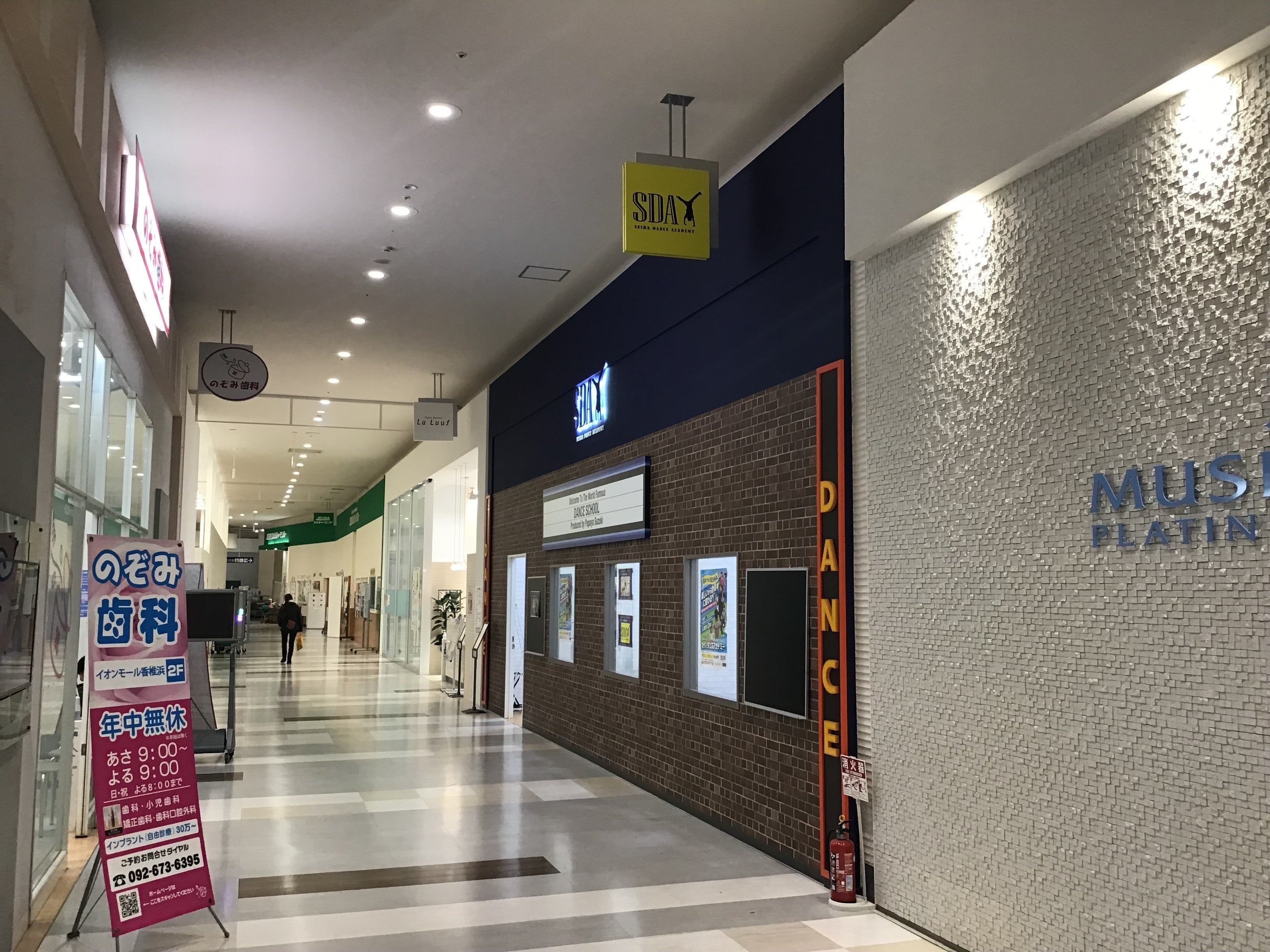 広い通路に面しています。