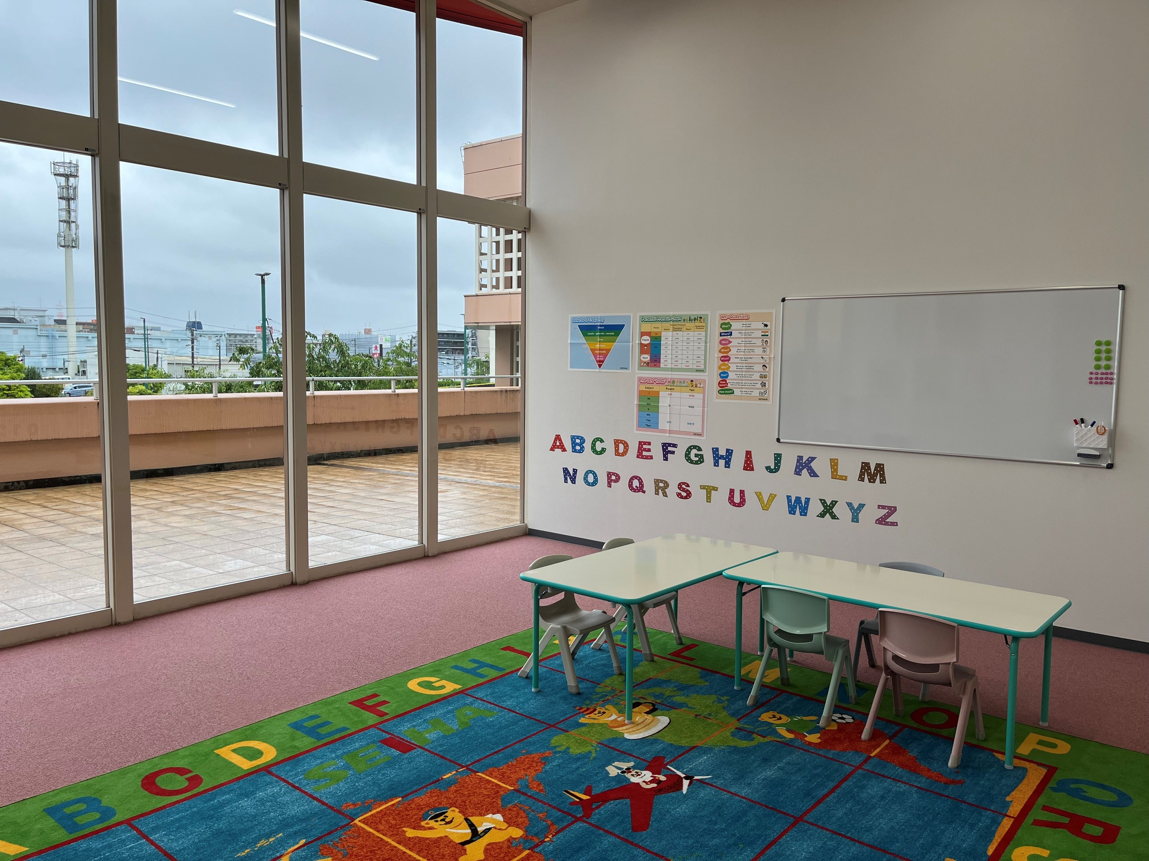 ガラス張りの教室で解放感があります