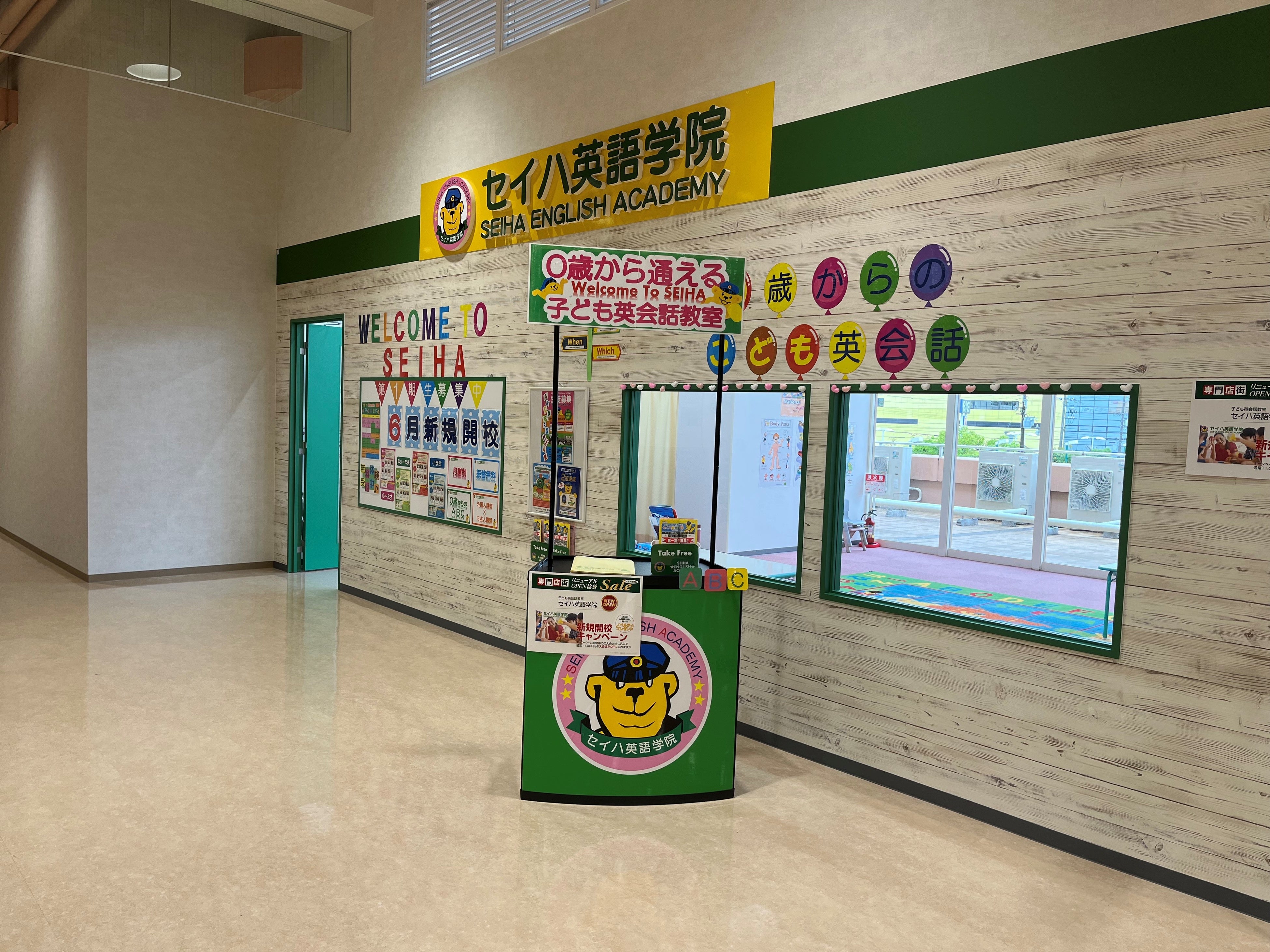 教室前は明るくて広い教室です