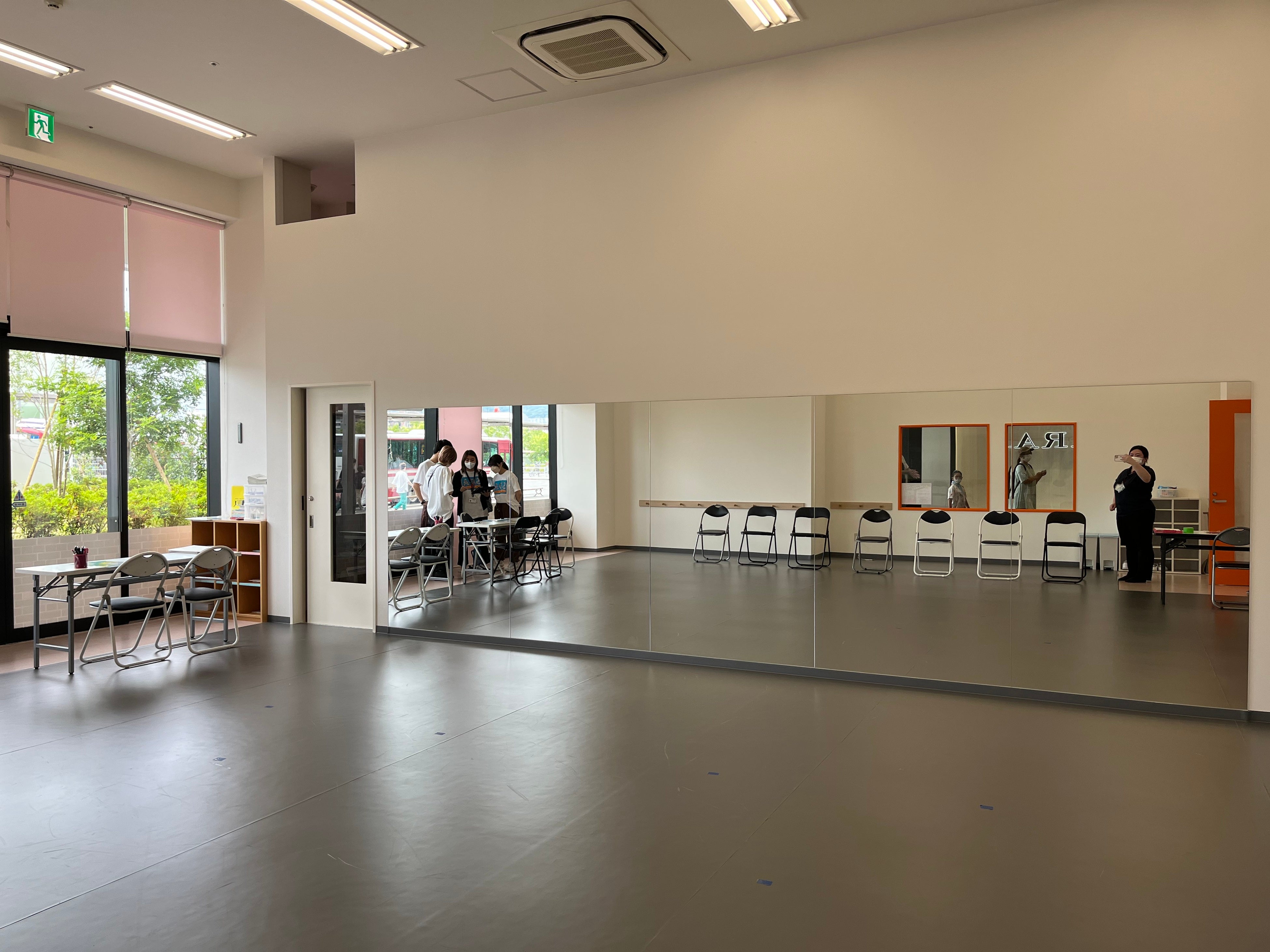 広～い教室には大きな鏡