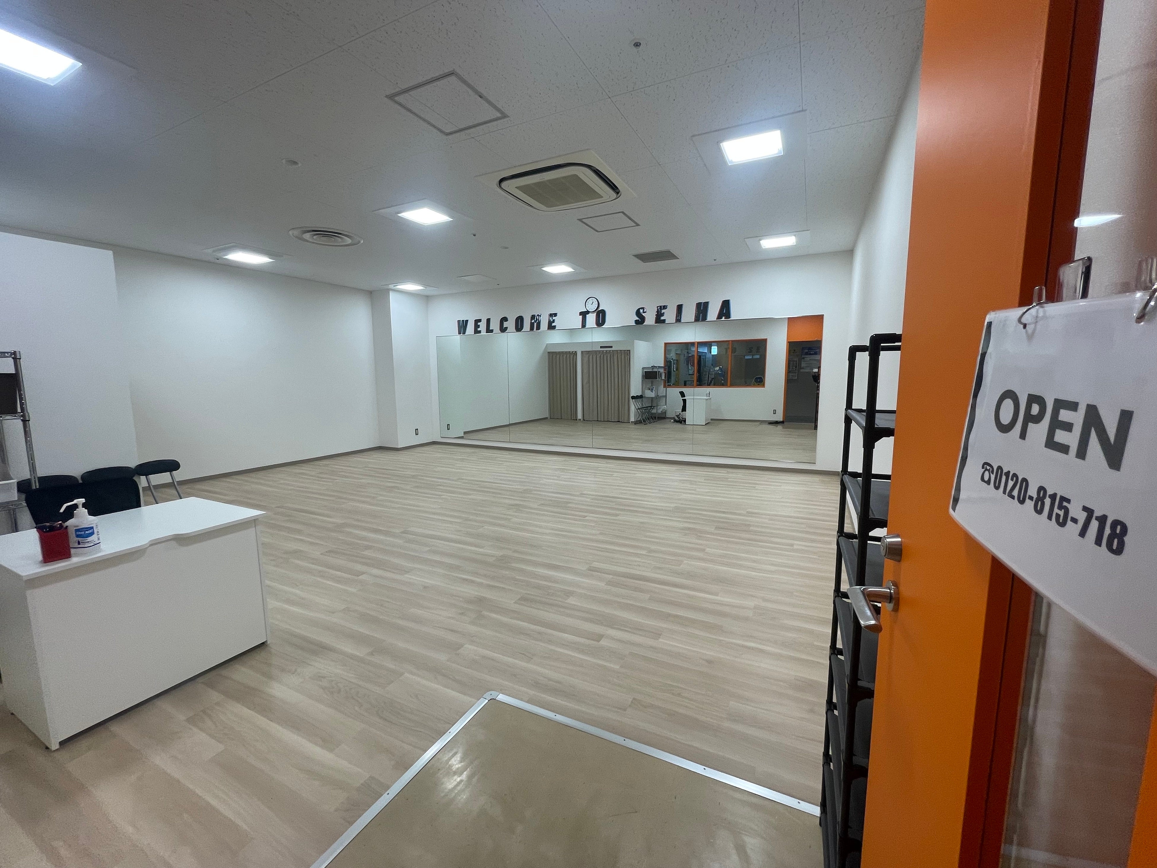 広い教室には大きな鏡もあります。