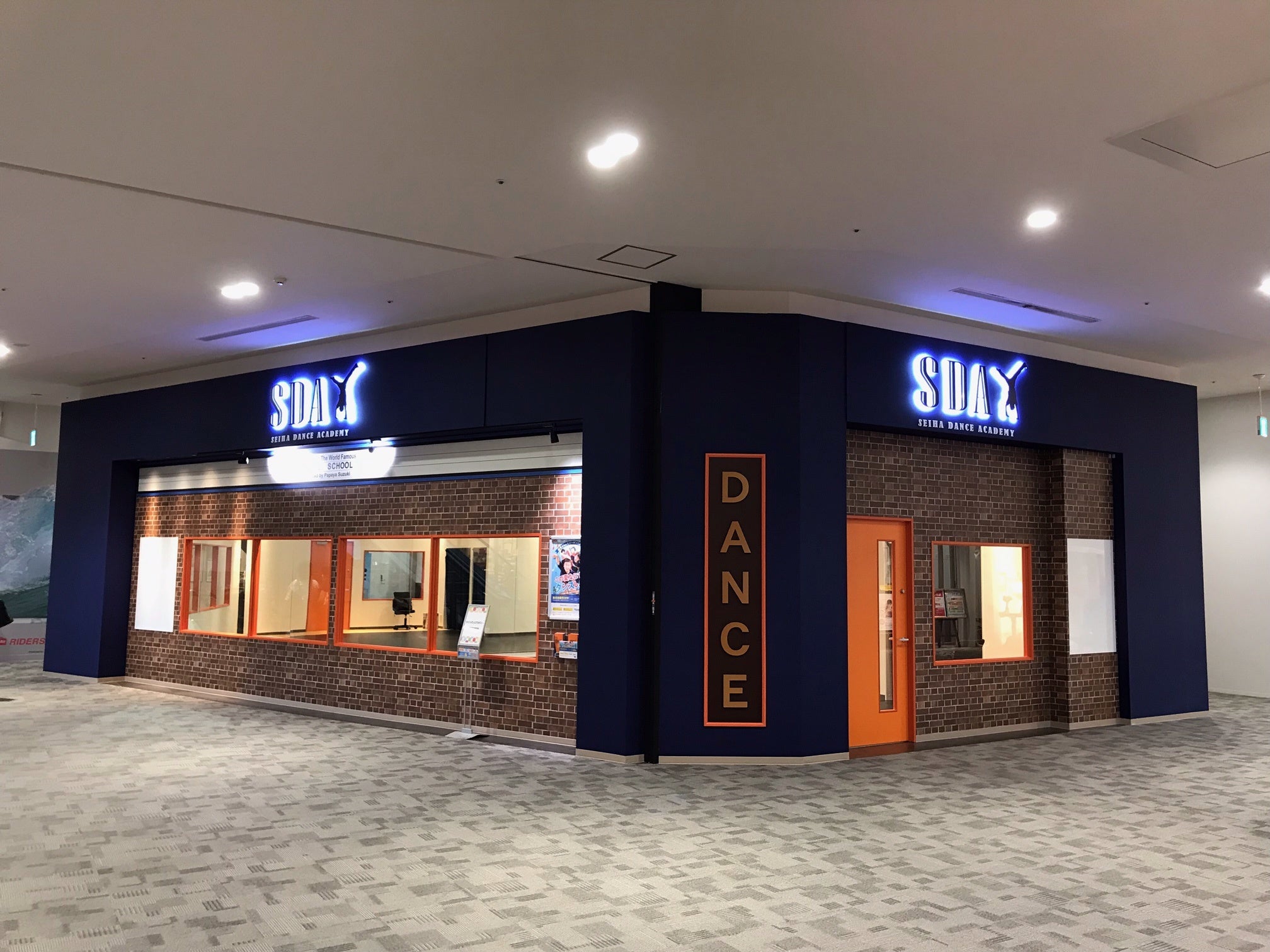 外からレッスン中のお子様を見学できます。