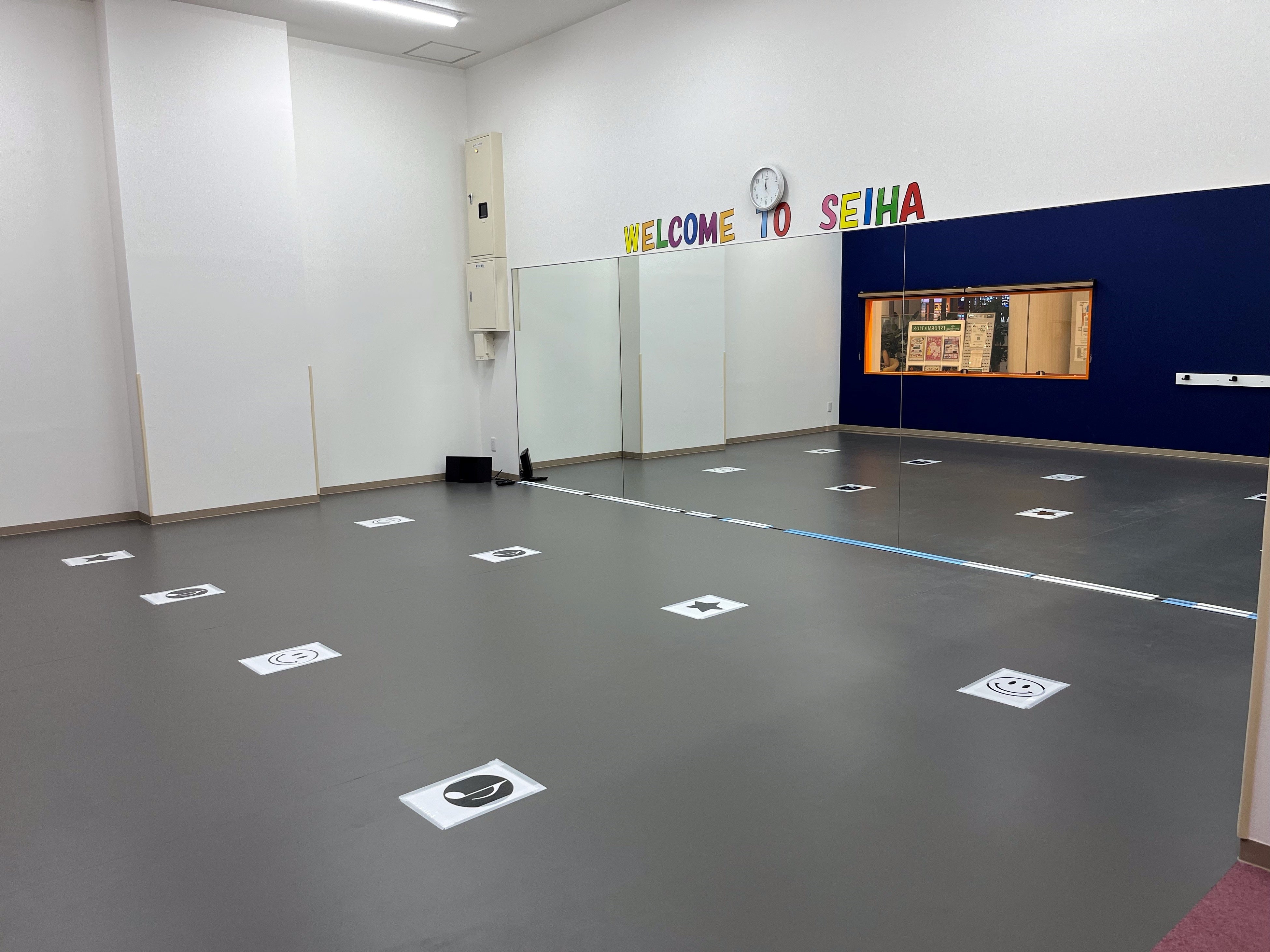 教室内には大きな鏡が置いてあります。