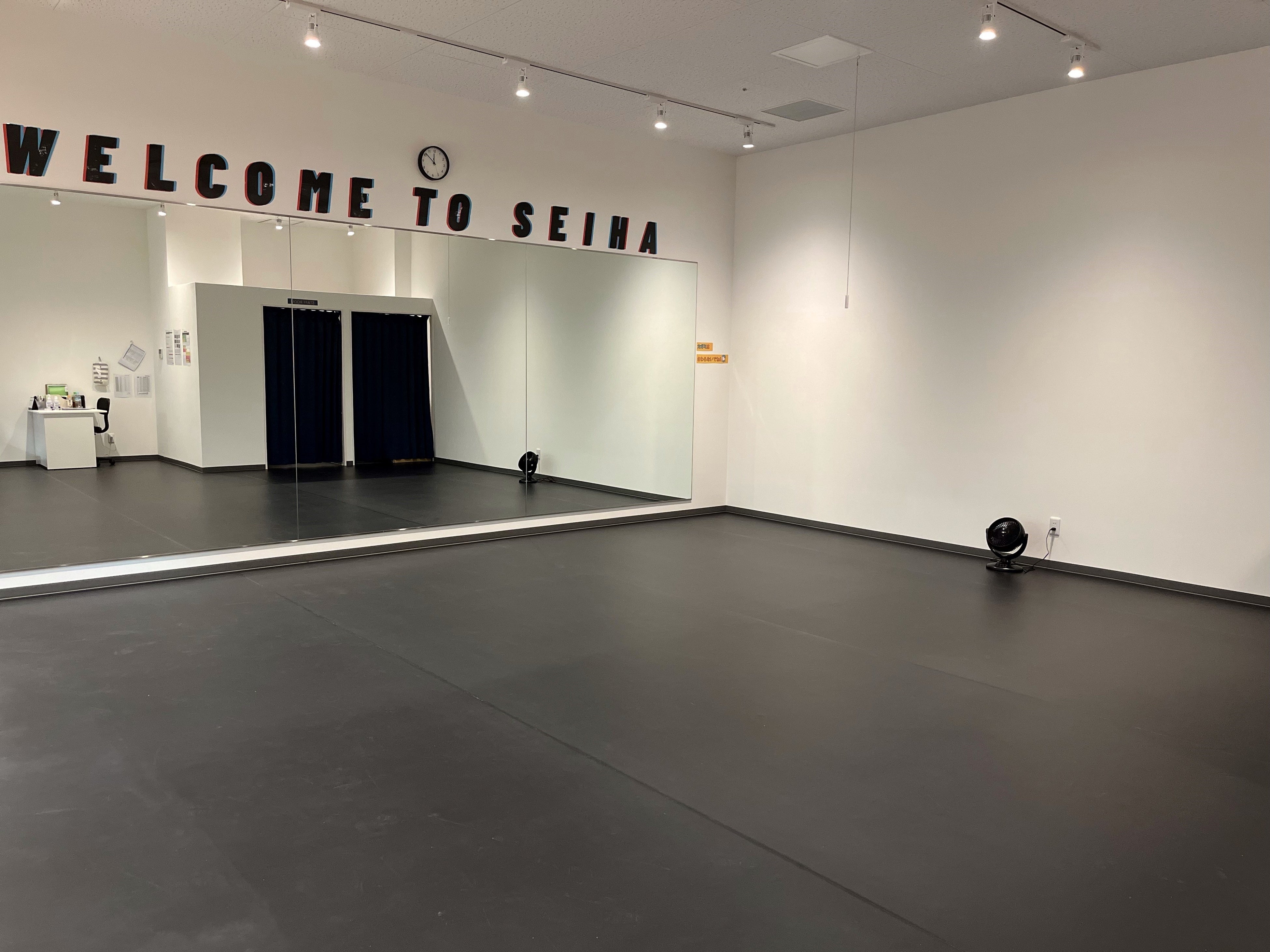 教室内には大きな鏡があり自身の動きを見ながらダンスが行えます。