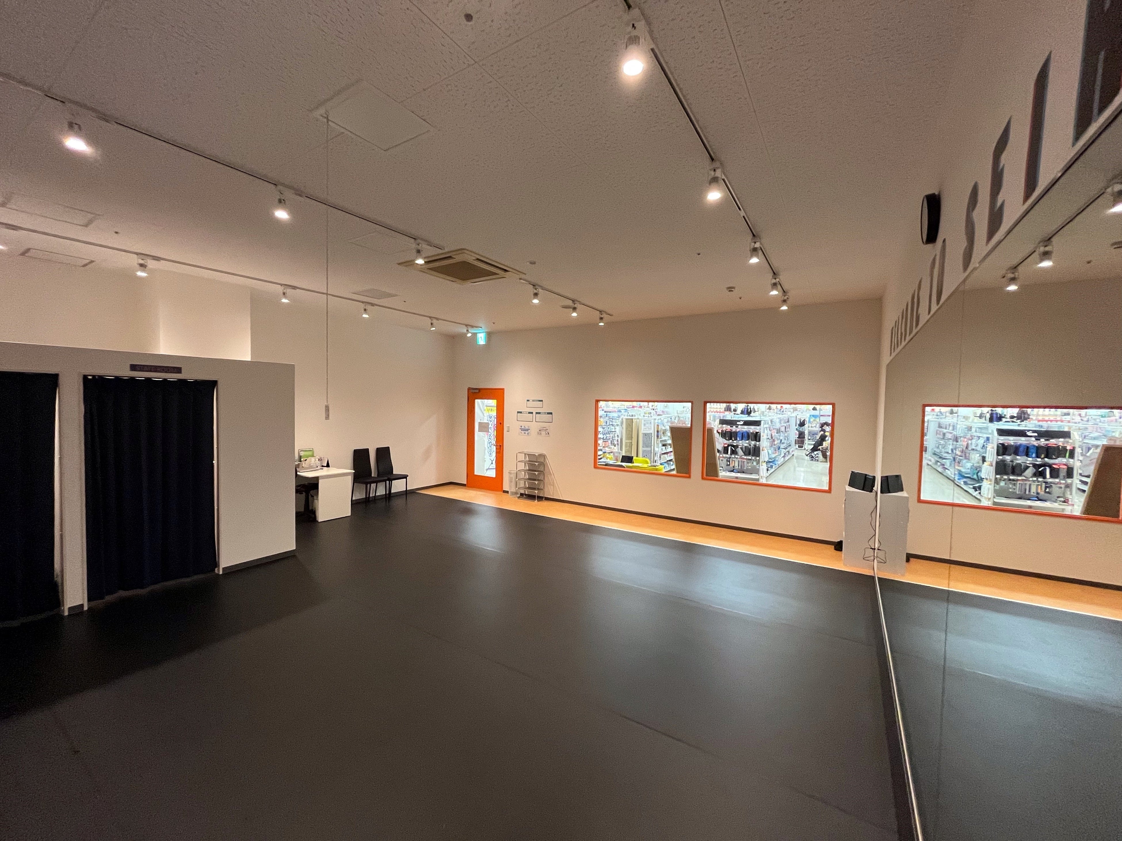 広いスペースでダンスができます。