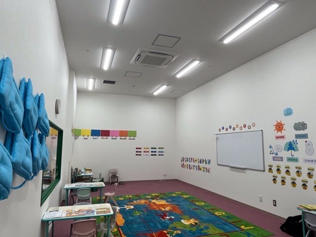 かわいい教室です。窓から覗いてみてください。