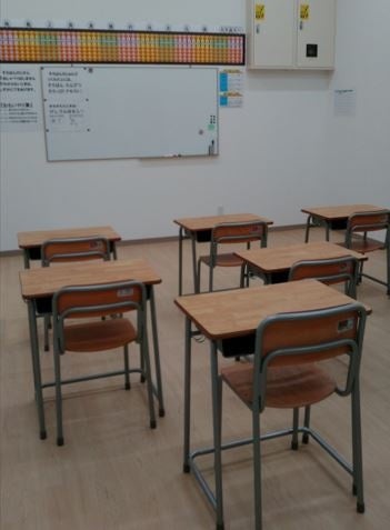 １人１人の机をご用意、少人数のレッスンです。