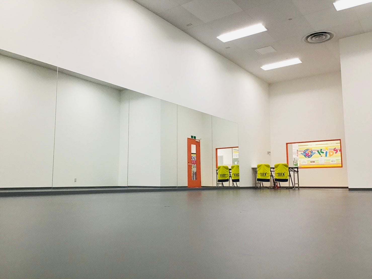 大きな鏡の前でレッスン