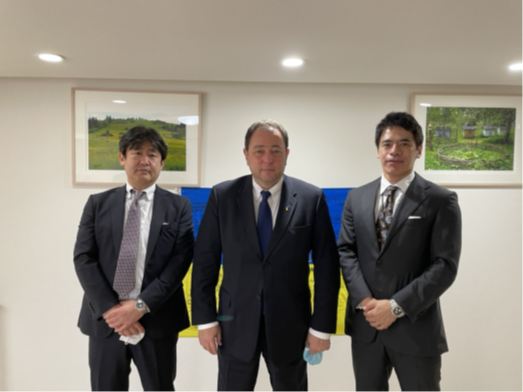 写真左より TECRA 新野／在⽇ウクライナ⼤使館コルスンスキー特命全権⼤使／インベスコアジャパン 久保