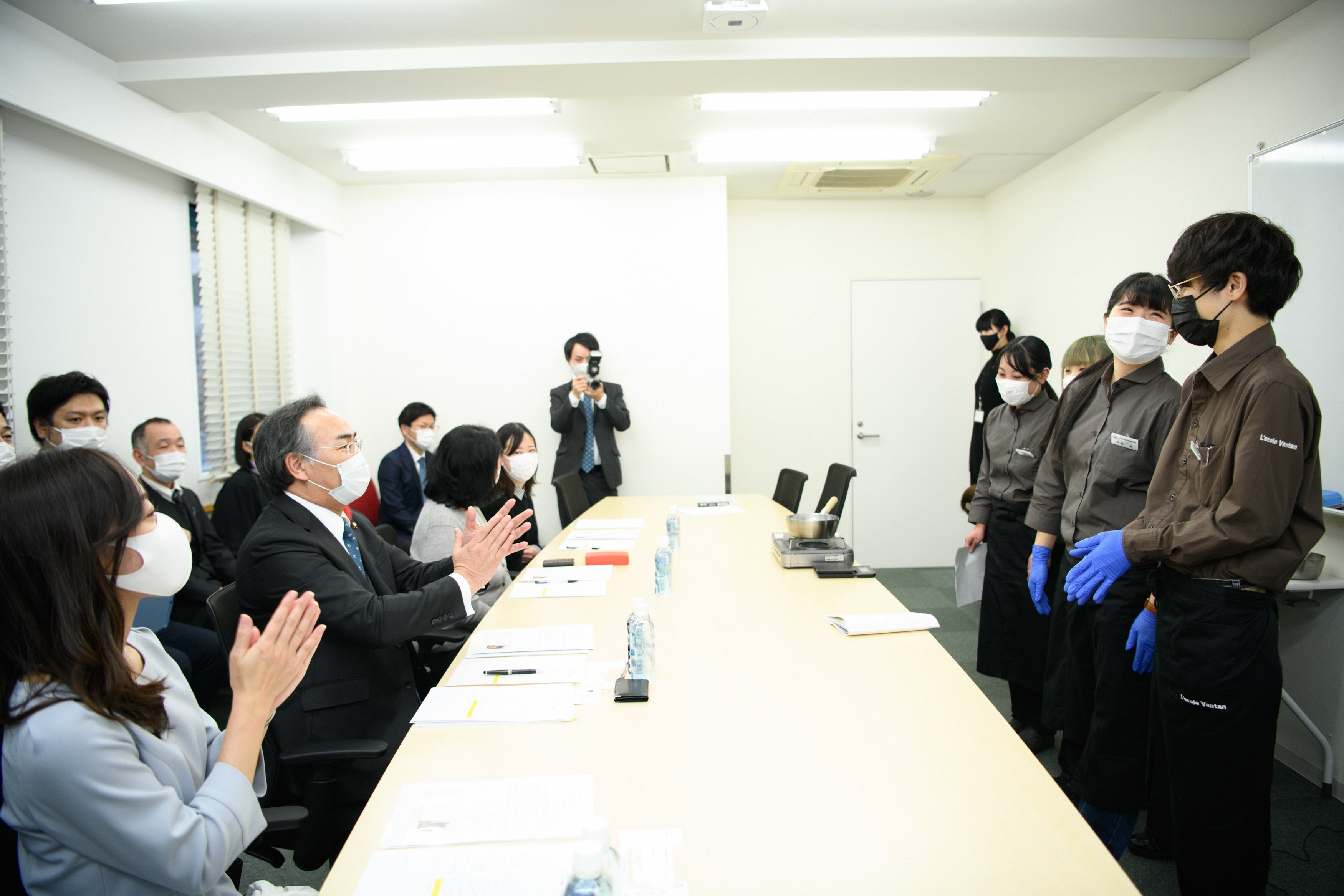 審査会でメニューのプレゼンテーションを行う生徒たち