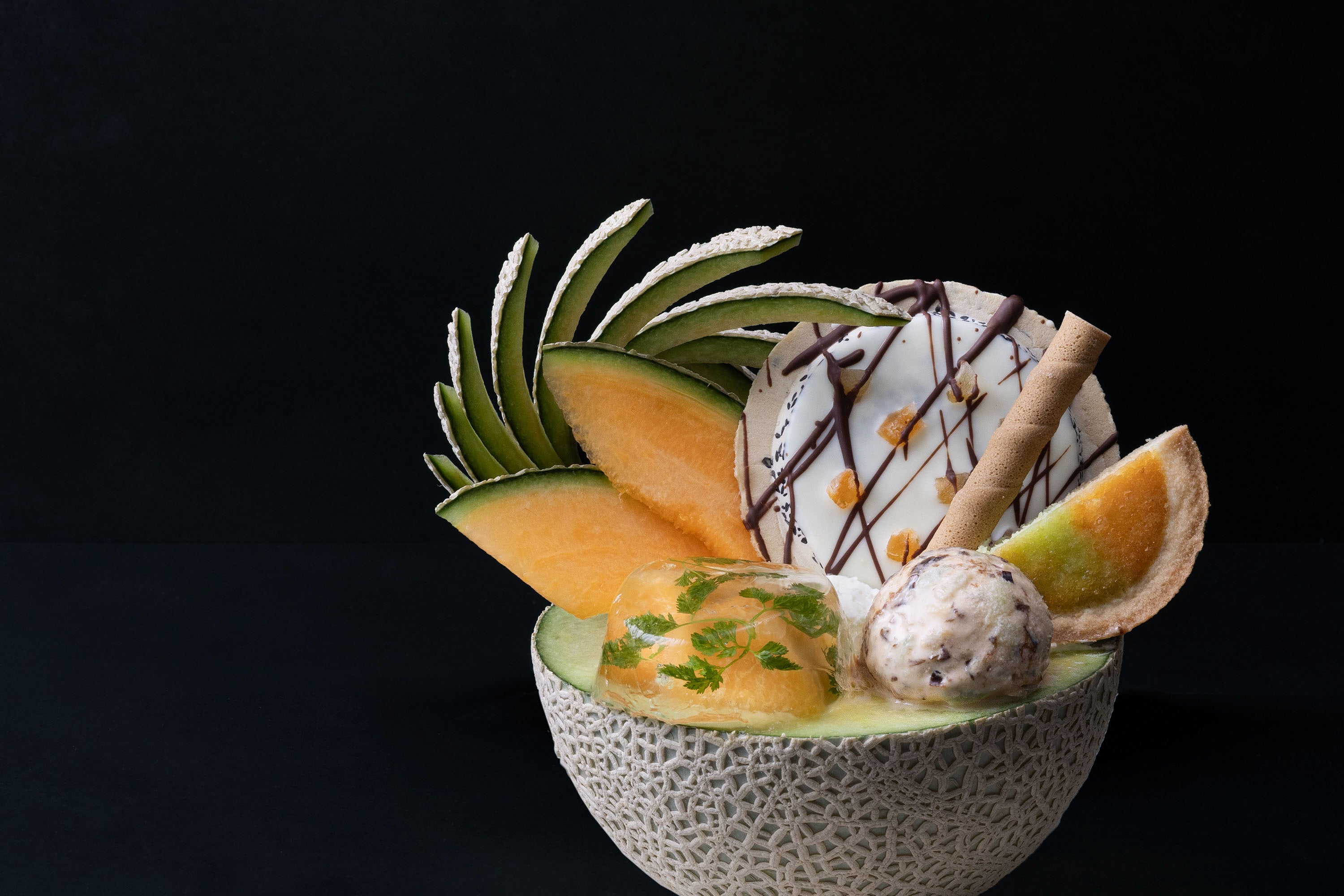 メロン半玉を器にした贅沢パフェが登場 | 青森県つがる市のプレスリリース