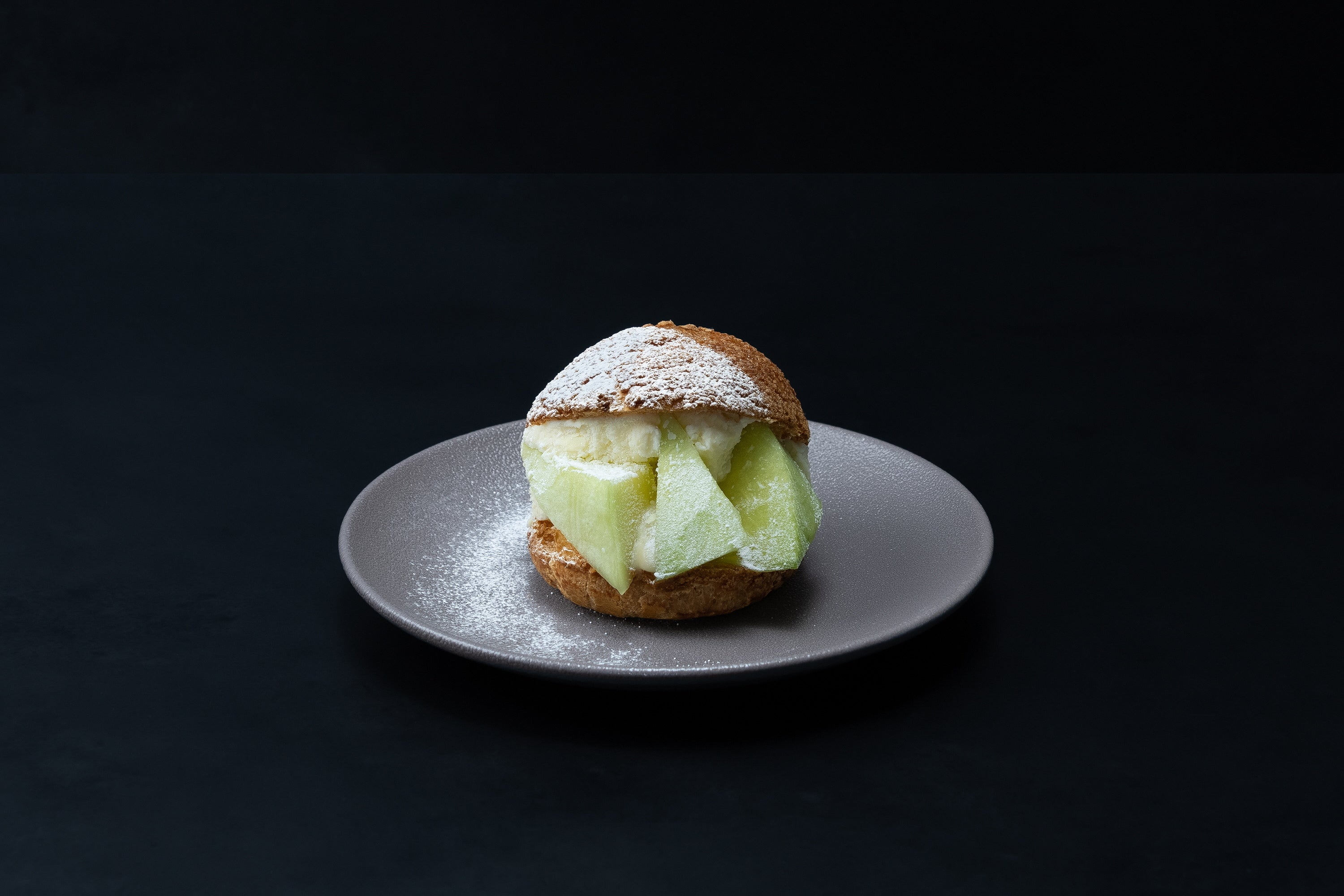 ●メロンとホワイトチョコのシュー・ア・ラ・クレーム （680円）