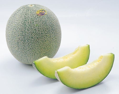 つがる市で栽培されたプレミアムメロン 光センサーでの計測により糖度17 度以上のものを選果、充実度センサーでメロンの体積・密度などを計測する。