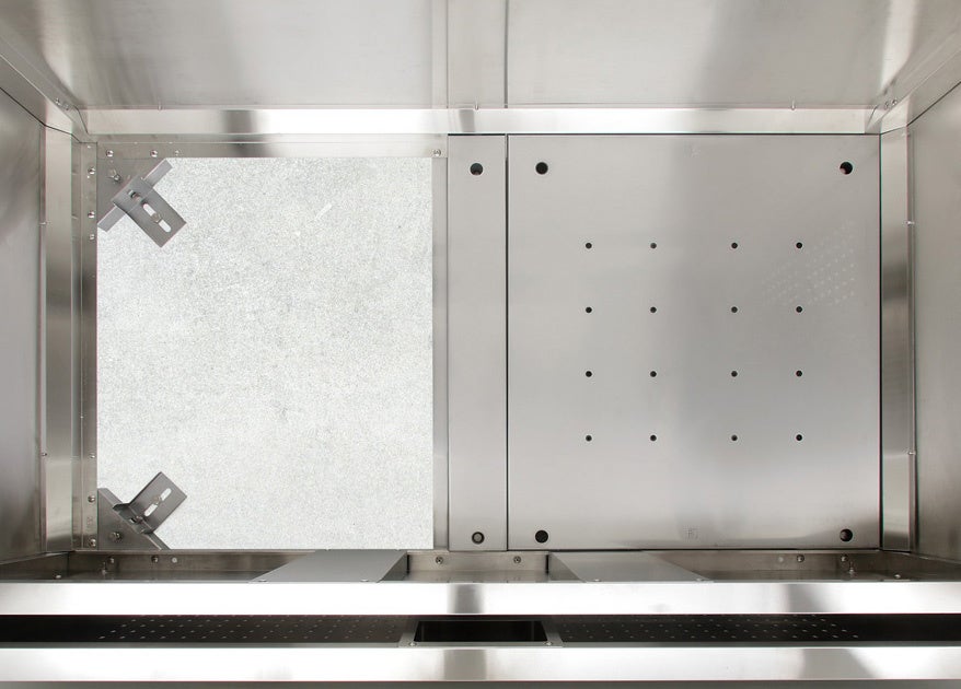 左側の底板を取外した状態