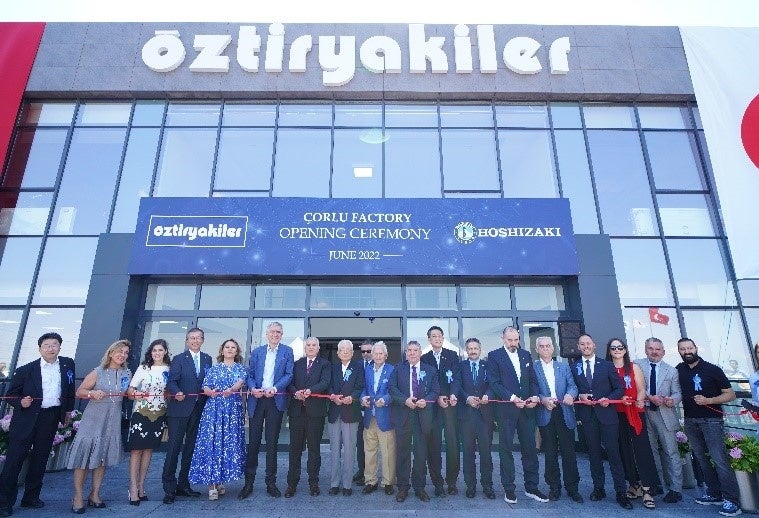 テープカットの様子