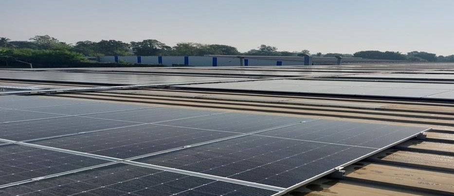 工場の省エネ性を高めるソーラーパネル