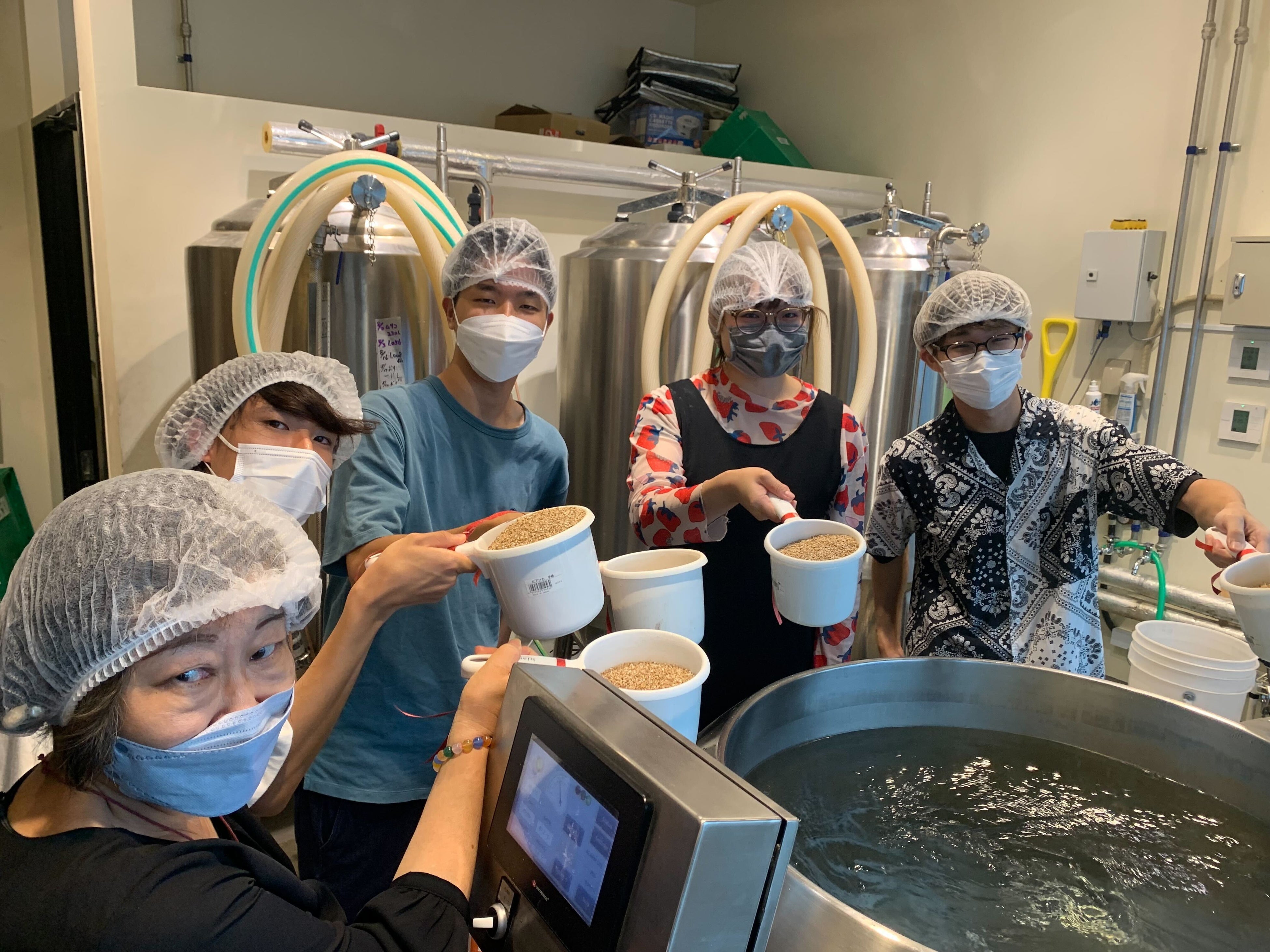 仕込み作業にiU生が立ち会った際の様子。粉砕された麦芽など必要な原材料を糖化させ、麦汁を作る工程であるクラフトビールには欠かせない作業も実際に行いました。