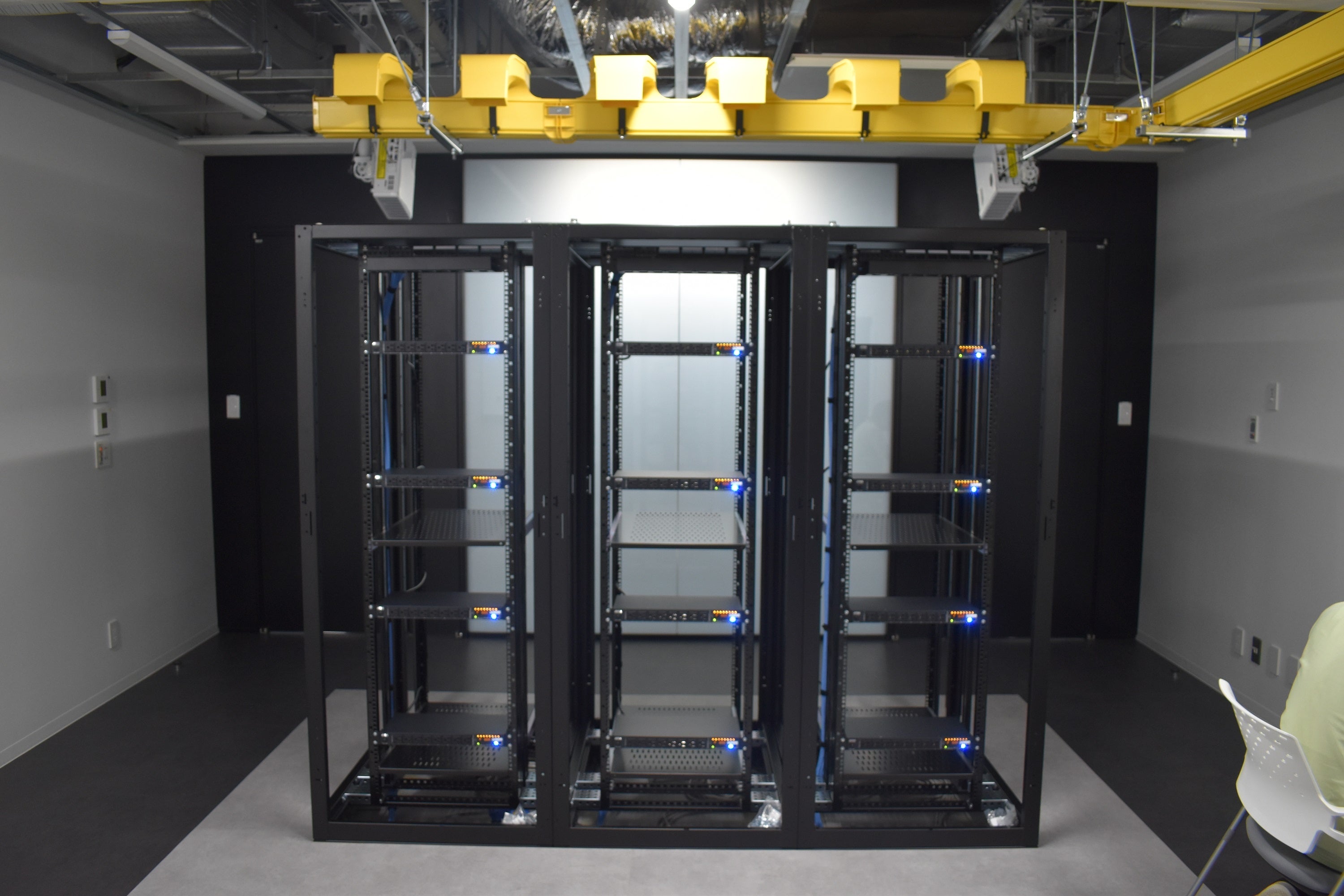 国内大学初！“インタラクティブサーバルーム”完成！ 学校法人電子学園 iU 情報経営イノベーション専門職大学のプレスリリース