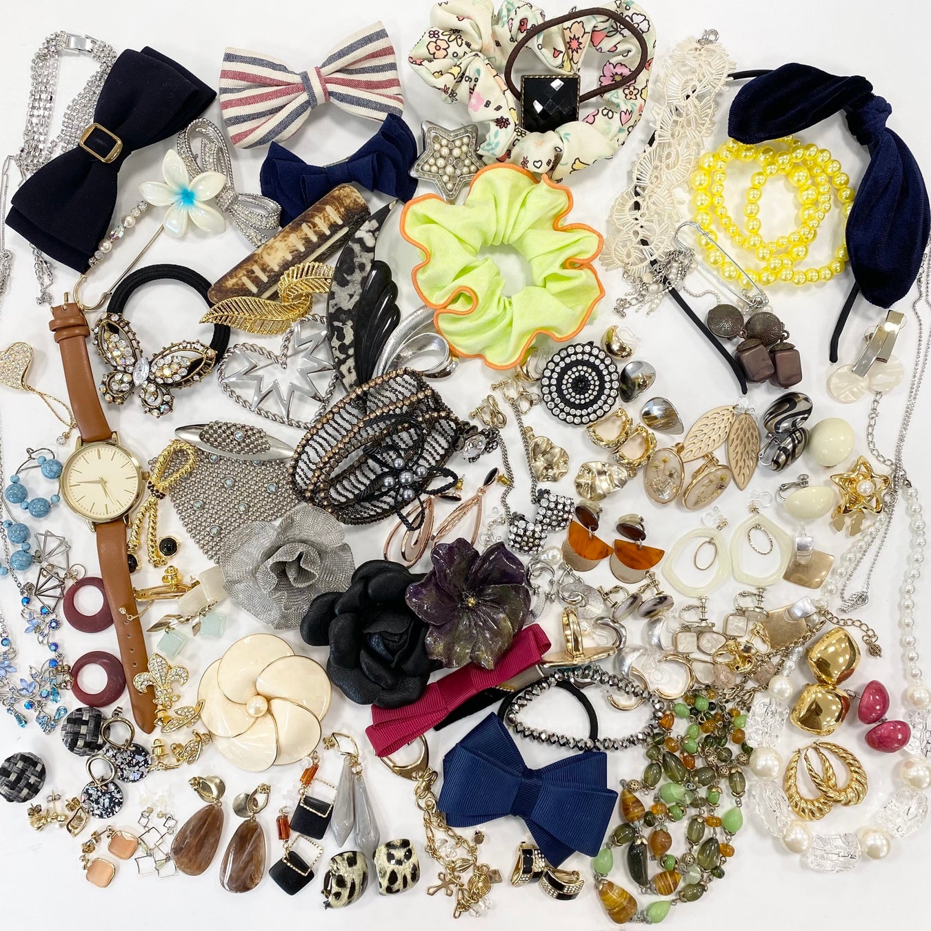 ※写真は今回ご寄付頂いたアクセサリーの一部です