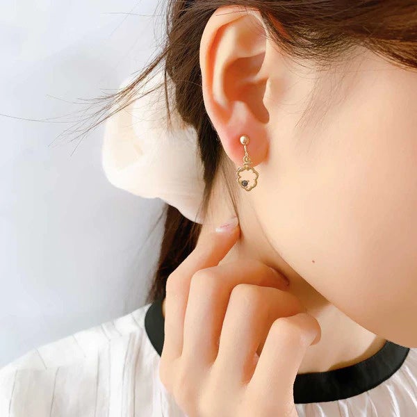 フツールモチーフのアクセサリーが330円、プチプラアクセサリー