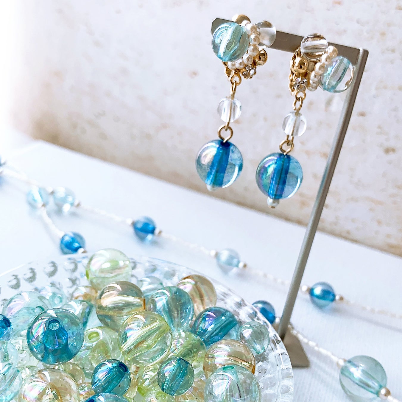 Parts Club 夏の日差しに輝くオーロラカラーのビーズ達 組み合わせは無限大 初夏のサマーコーディネートはハンドメイドで楽しむ22年夏 株式会社エンドレスのプレスリリース Parts Club 夏の日差しに輝くオーロラカラーのビーズ達 組み合わせは無限大 初夏のサマーコーディネートはハンドメイドで楽しむ22年夏 株式会社エンドレスのプレスリリース