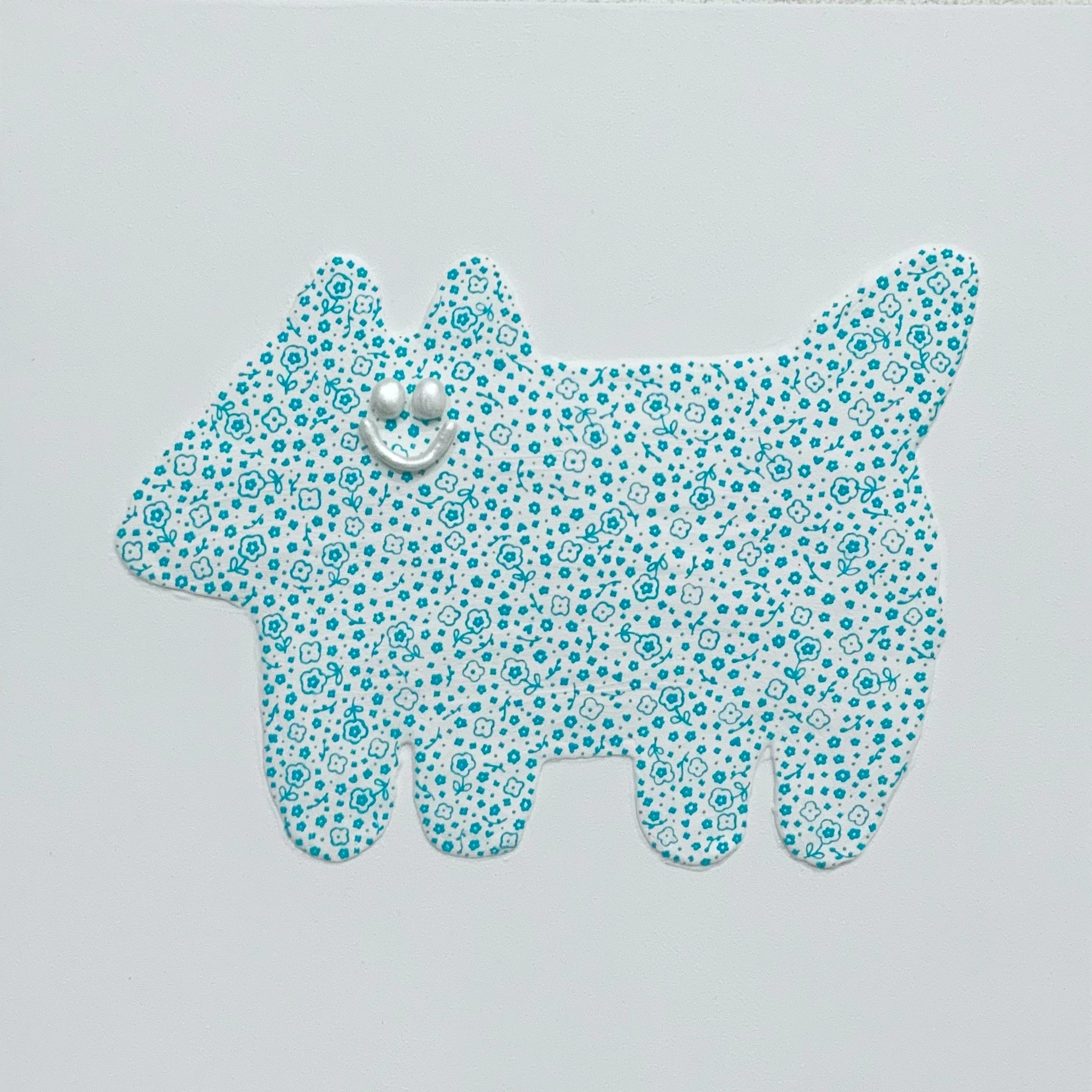”Dogs that reflect you ／ White and Turquoise green” 2023、33.3 × 33.3 × 2cm、  アクリル・モデリングペースト・紙粘土／木製パネル