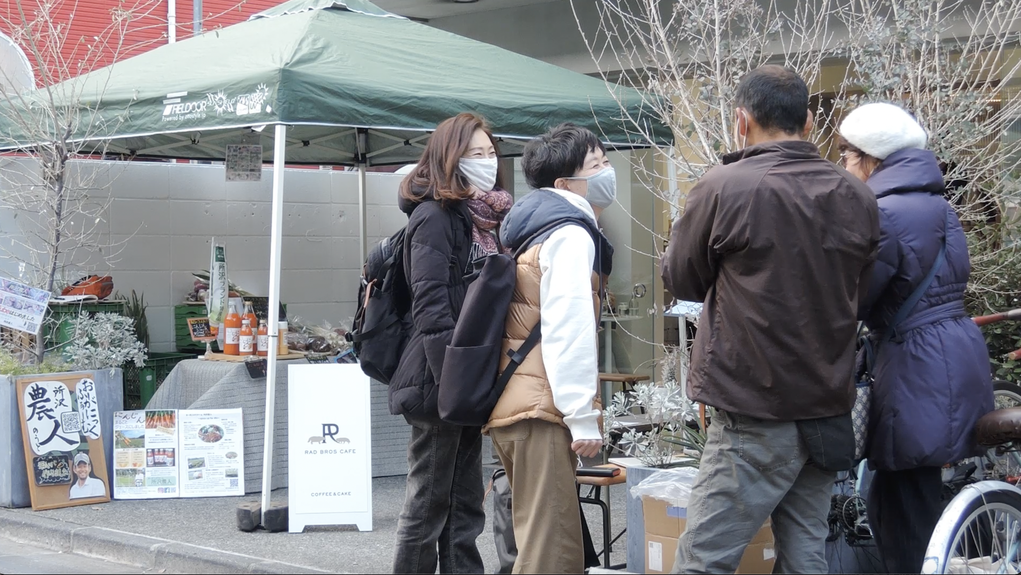 お野菜の受け渡し後、持参した堆肥を囲んで談笑