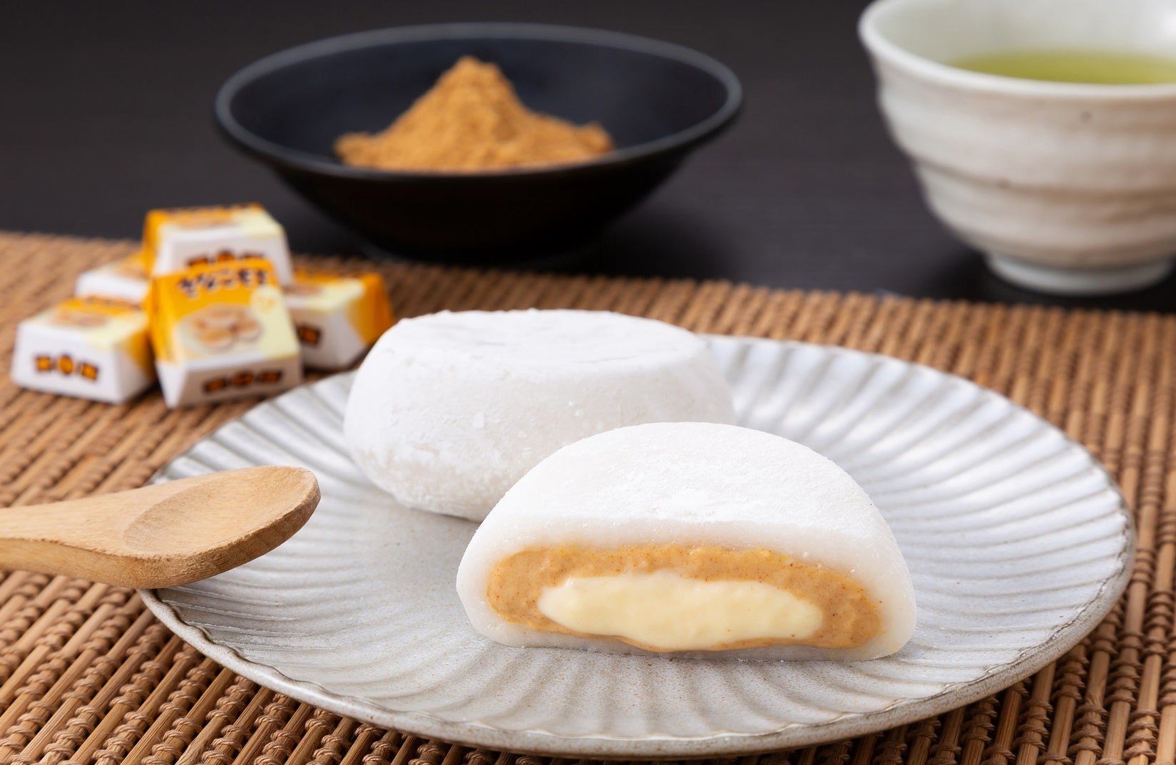 【八天堂×チロルチョコ きなこもち20周年コラボレーション】「とろけるくりーむパン きなこもち」「とろけるくりーむ大福 きなこもち味」を発売 ...