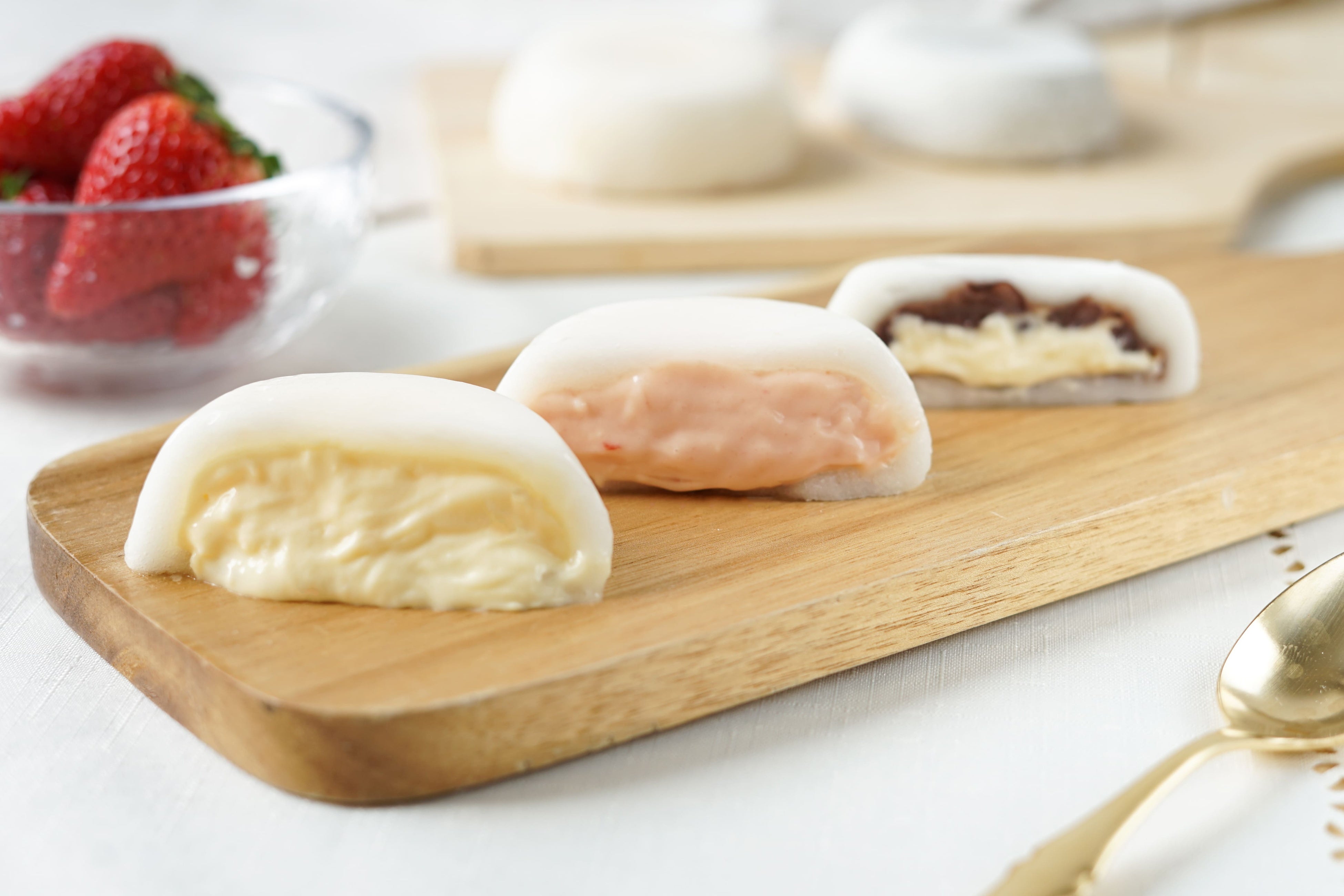 「とろけるくりーむ大福 カスタード・ あまおう苺・つぶあんカスタード」（イメージ）