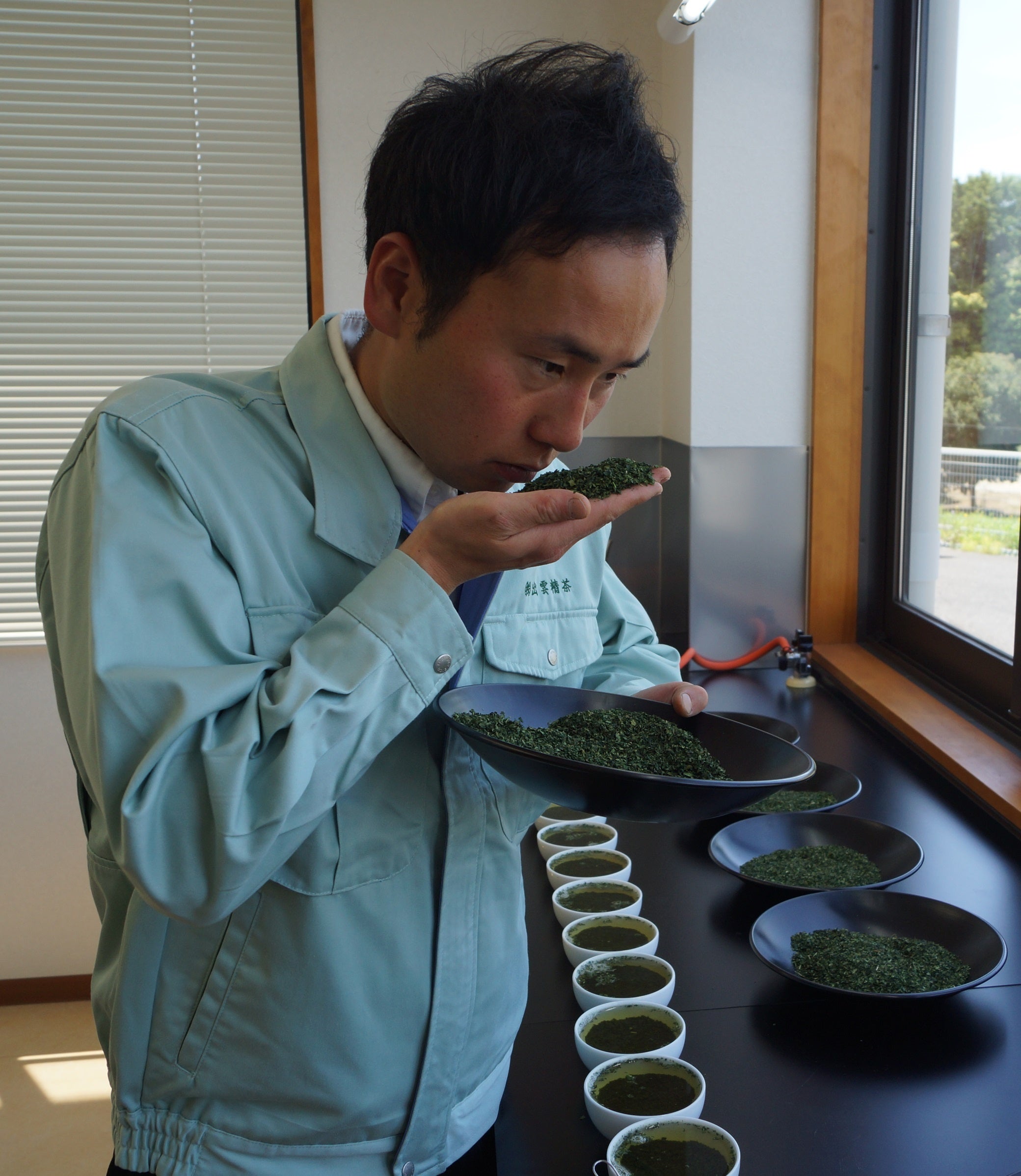 「茶師の岡祐太氏」