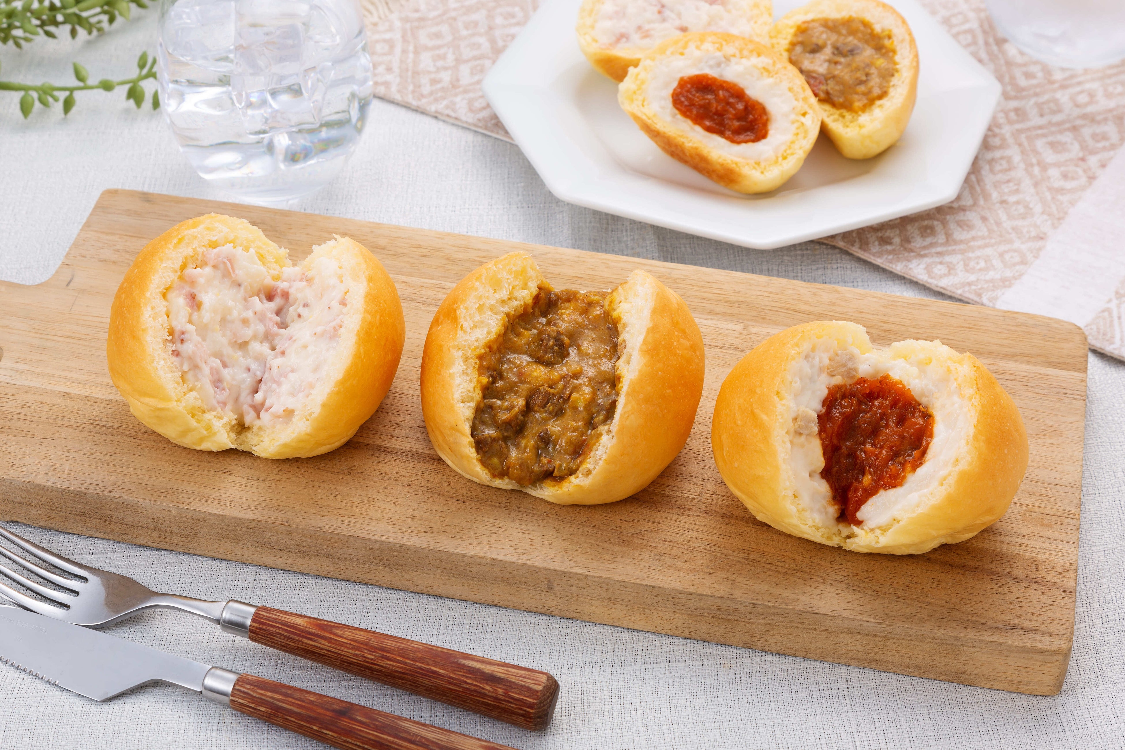 「ポケットサンド（左からベーコンポテト・カレー・チキングラタン）」