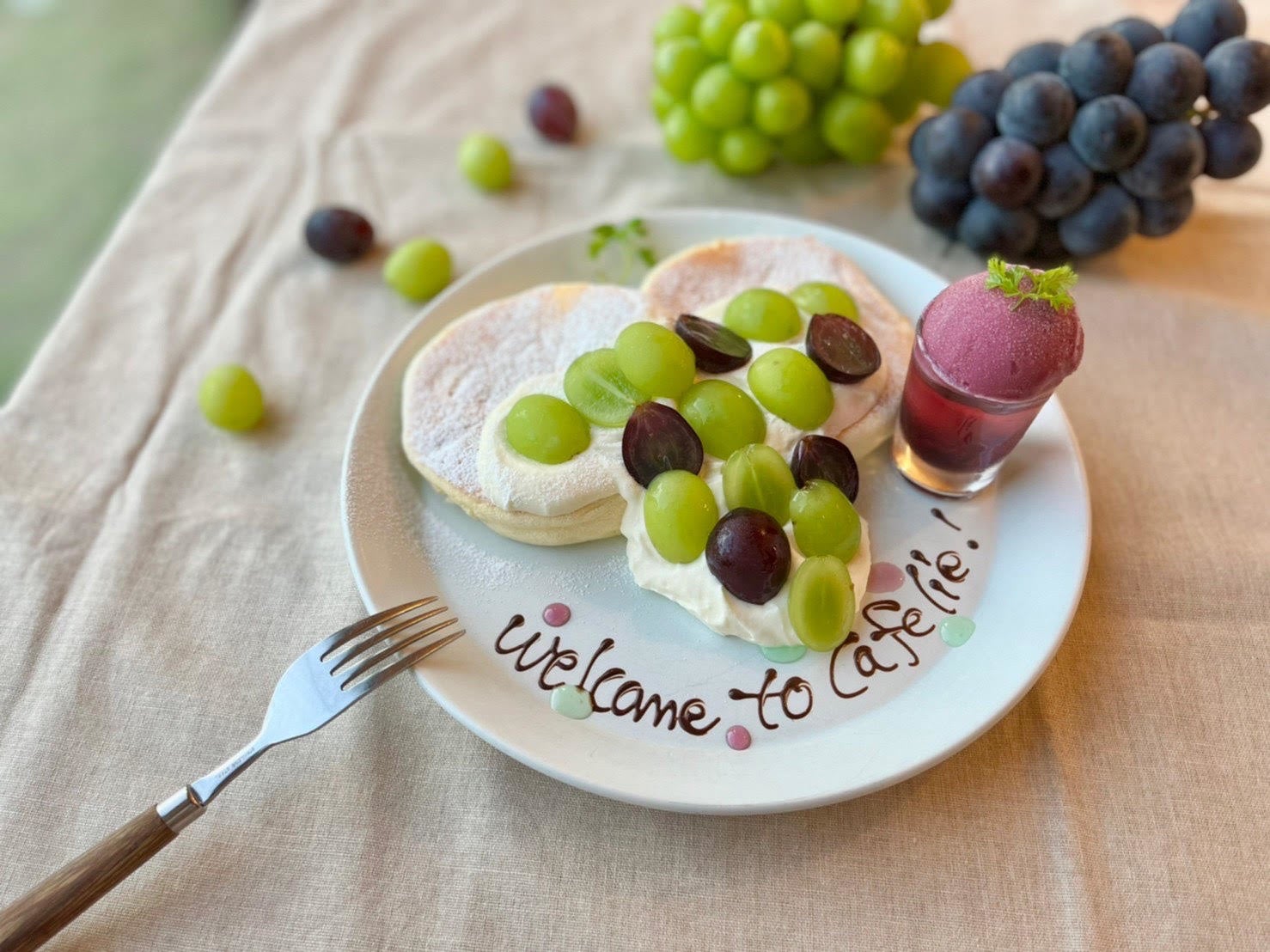 八天堂カフェリエ「ぶどうのぱんケーキ」（イメージ）