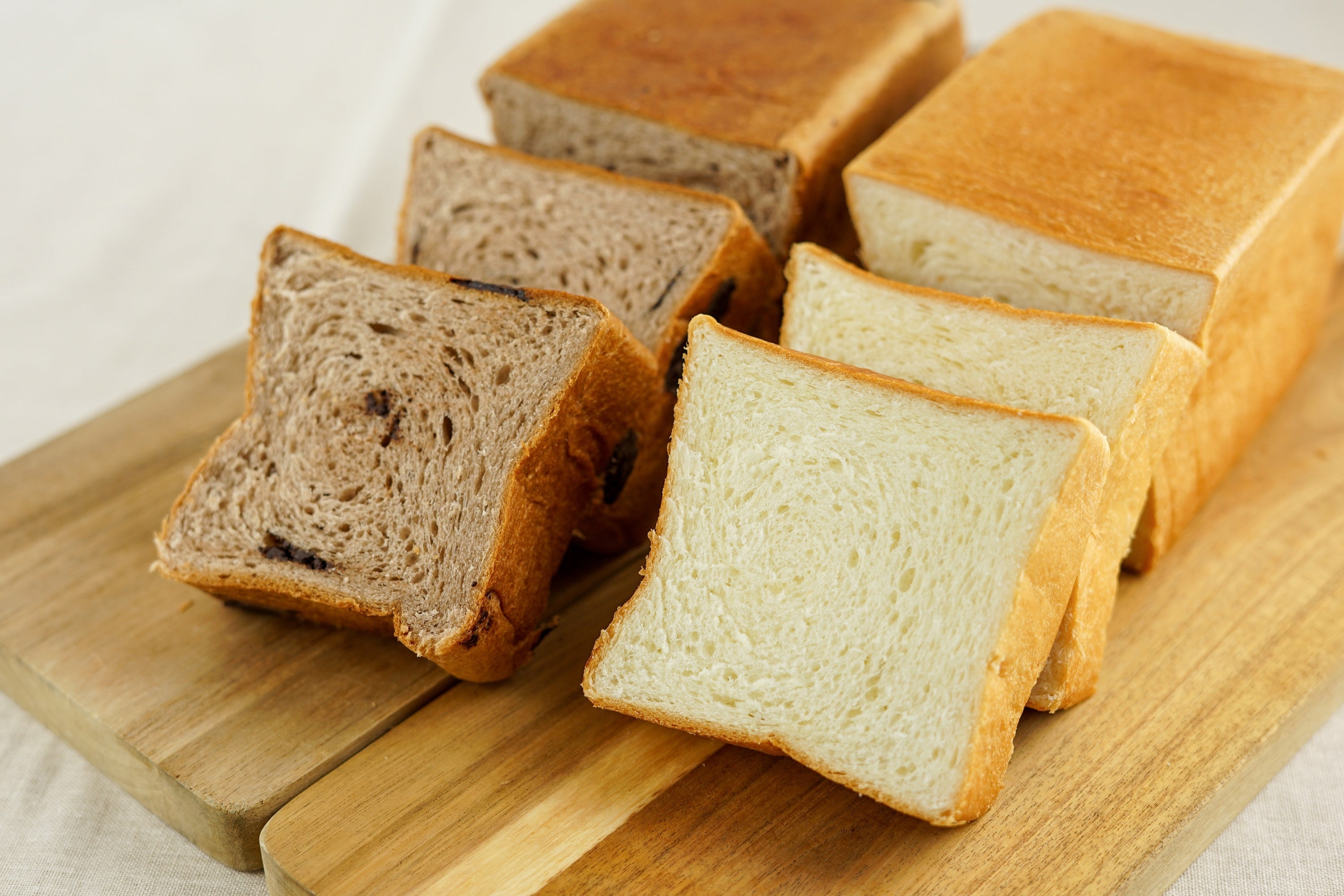 とろける食パン　左：「チョコレート」右：「プレーン」（イメージ）