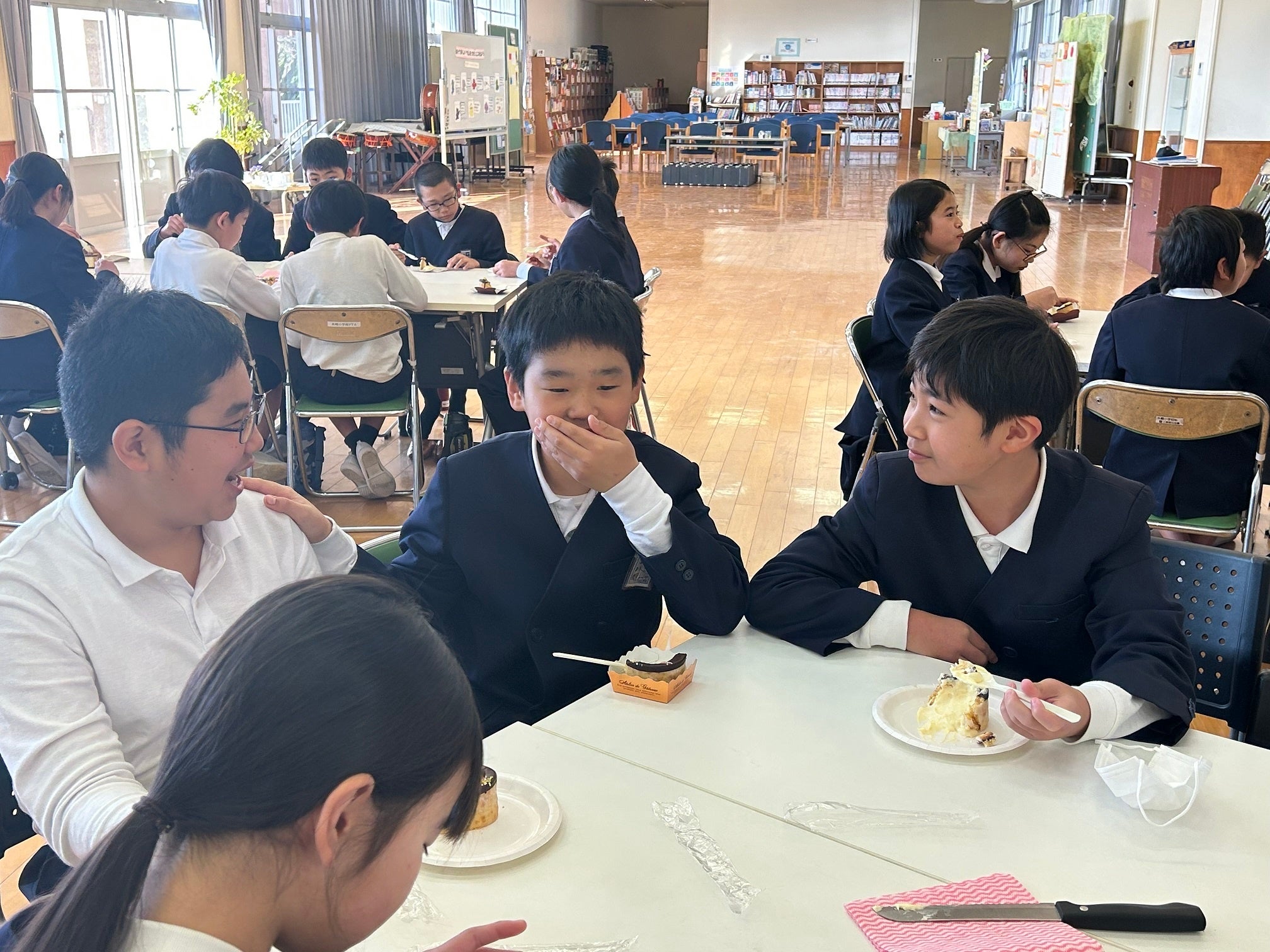 「商品完成試食会の様子」